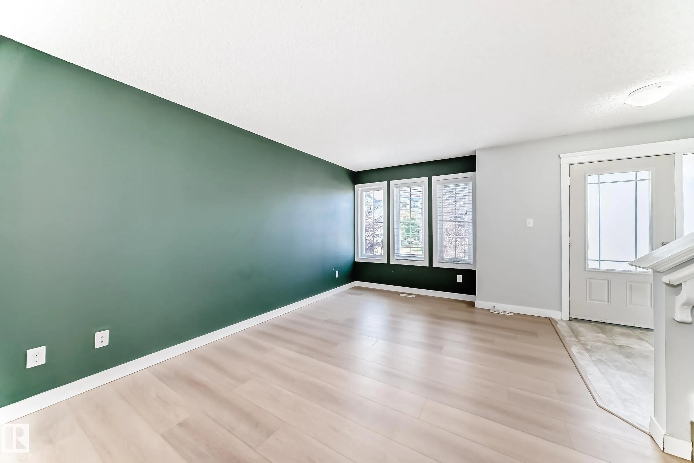1611 52 Street