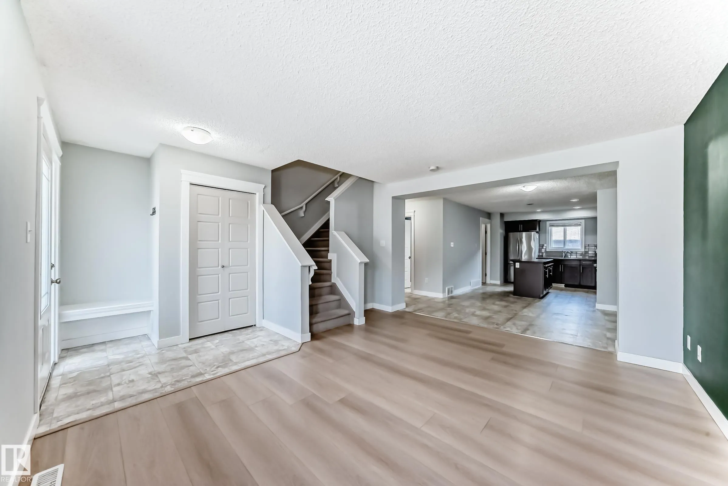 1611 52 Street