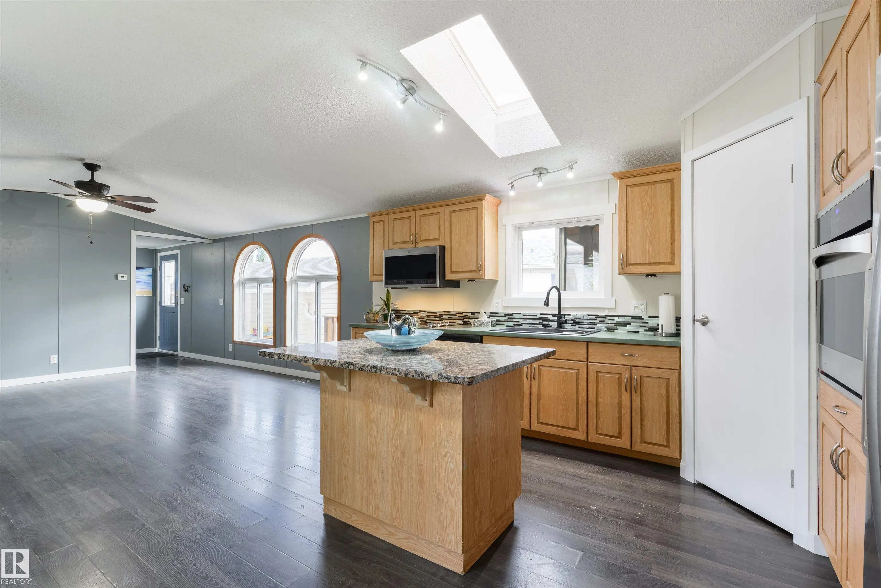 2809 Lakeside Cres