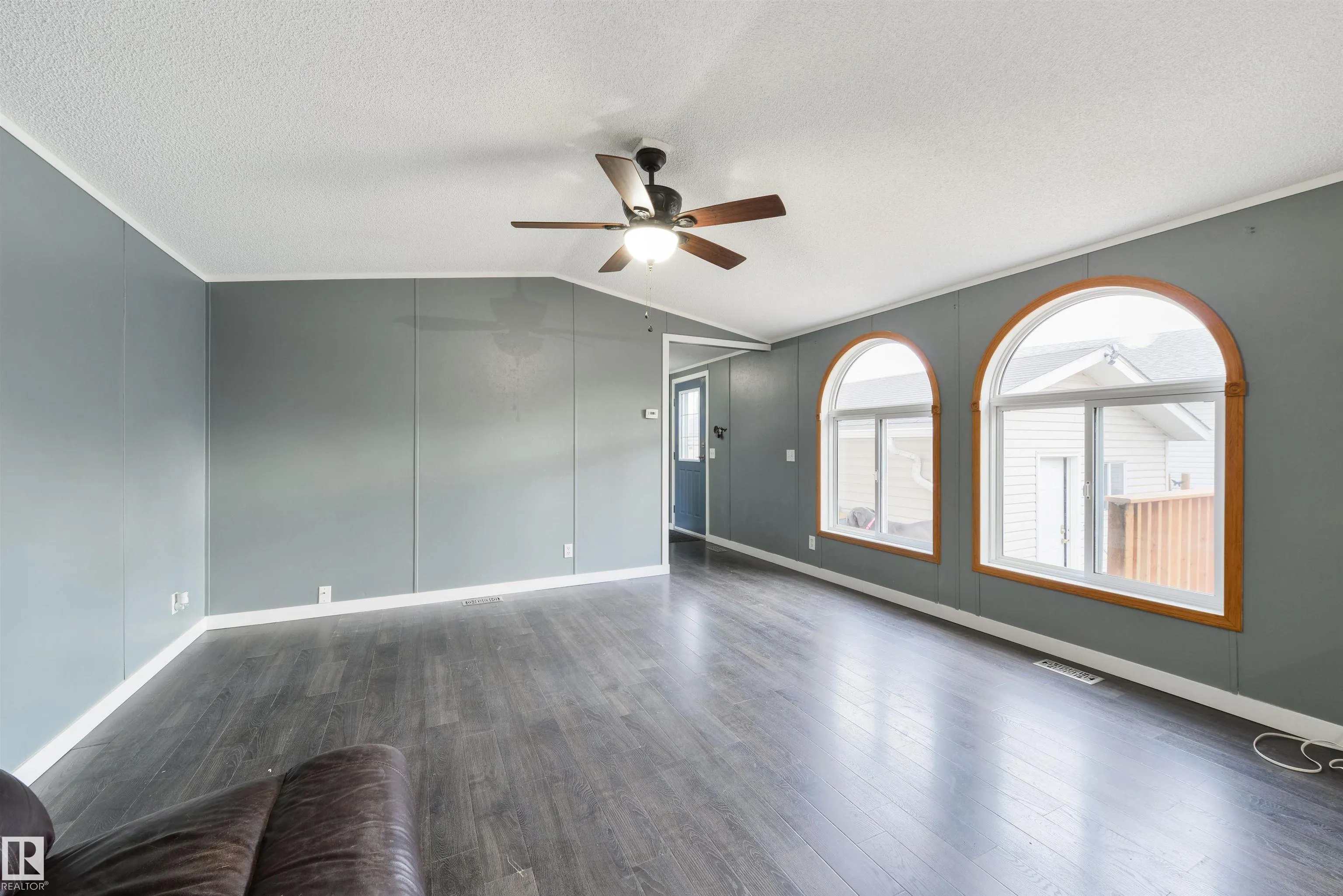 2809 Lakeside Cres