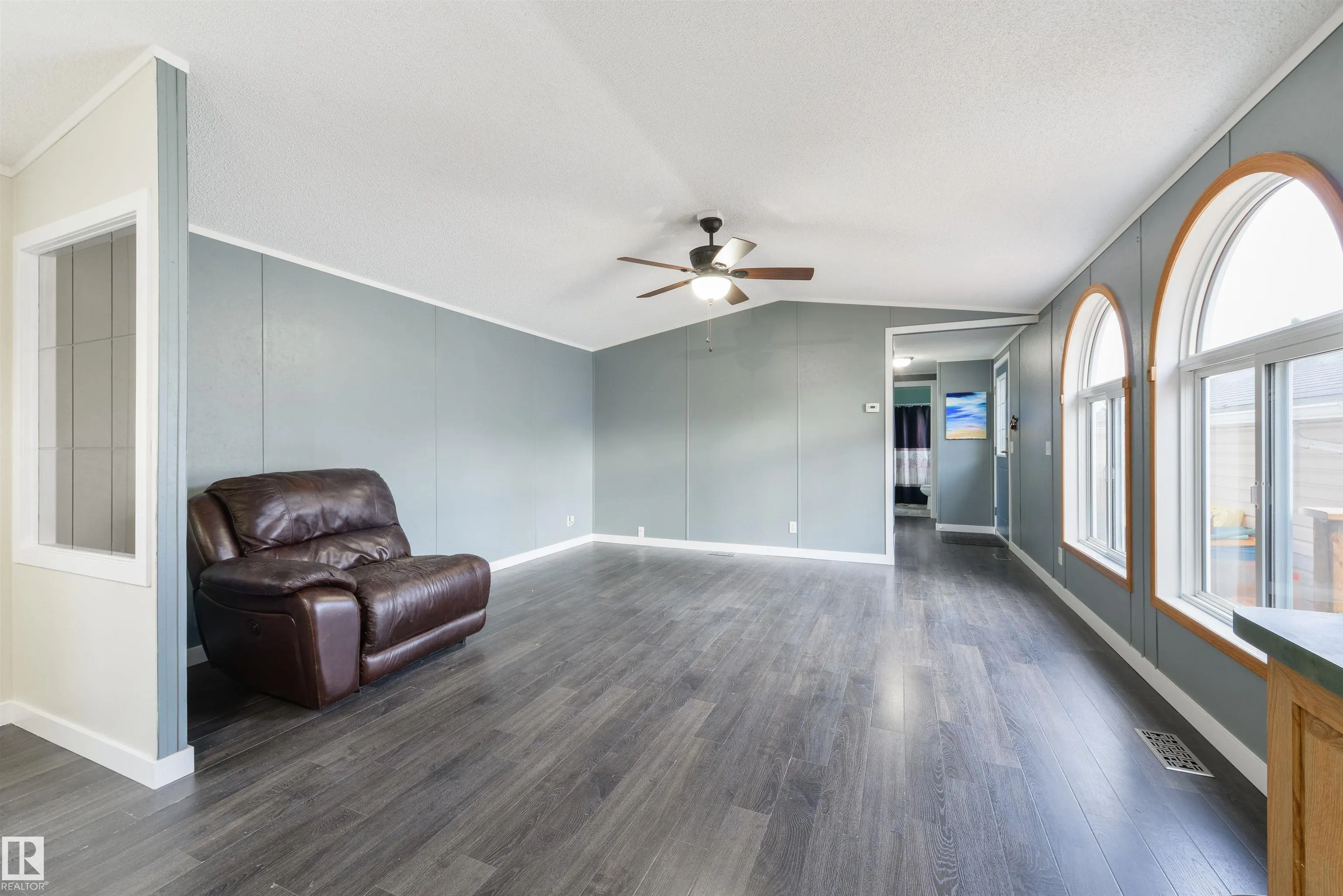 2809 Lakeside Cres