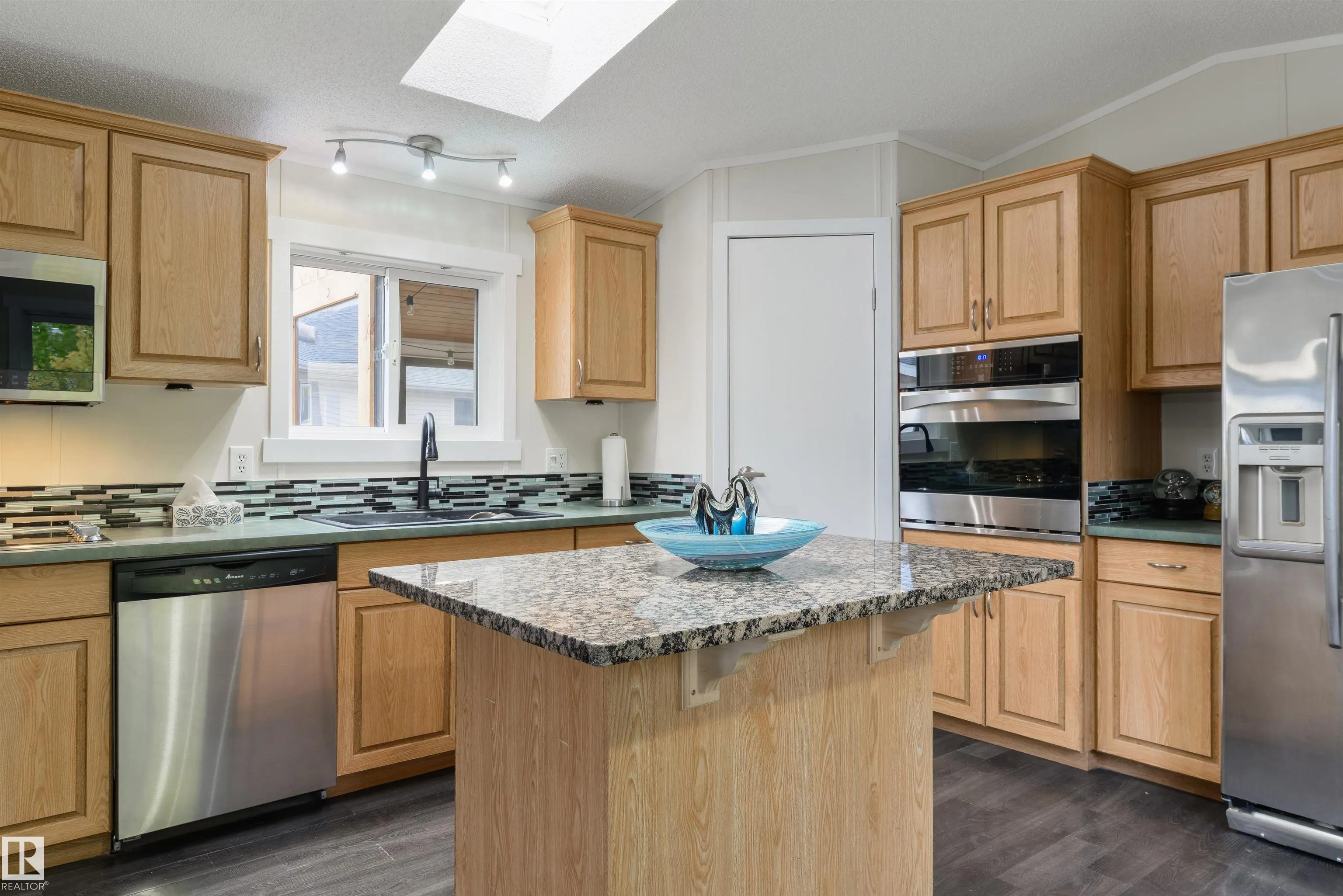 2809 Lakeside Cres