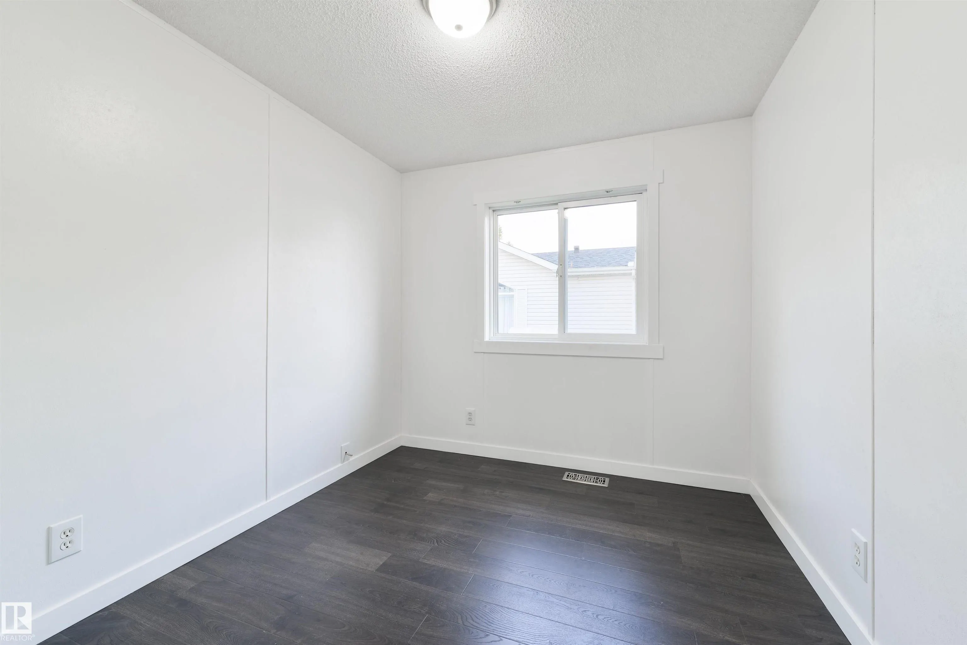 2809 Lakeside Cres