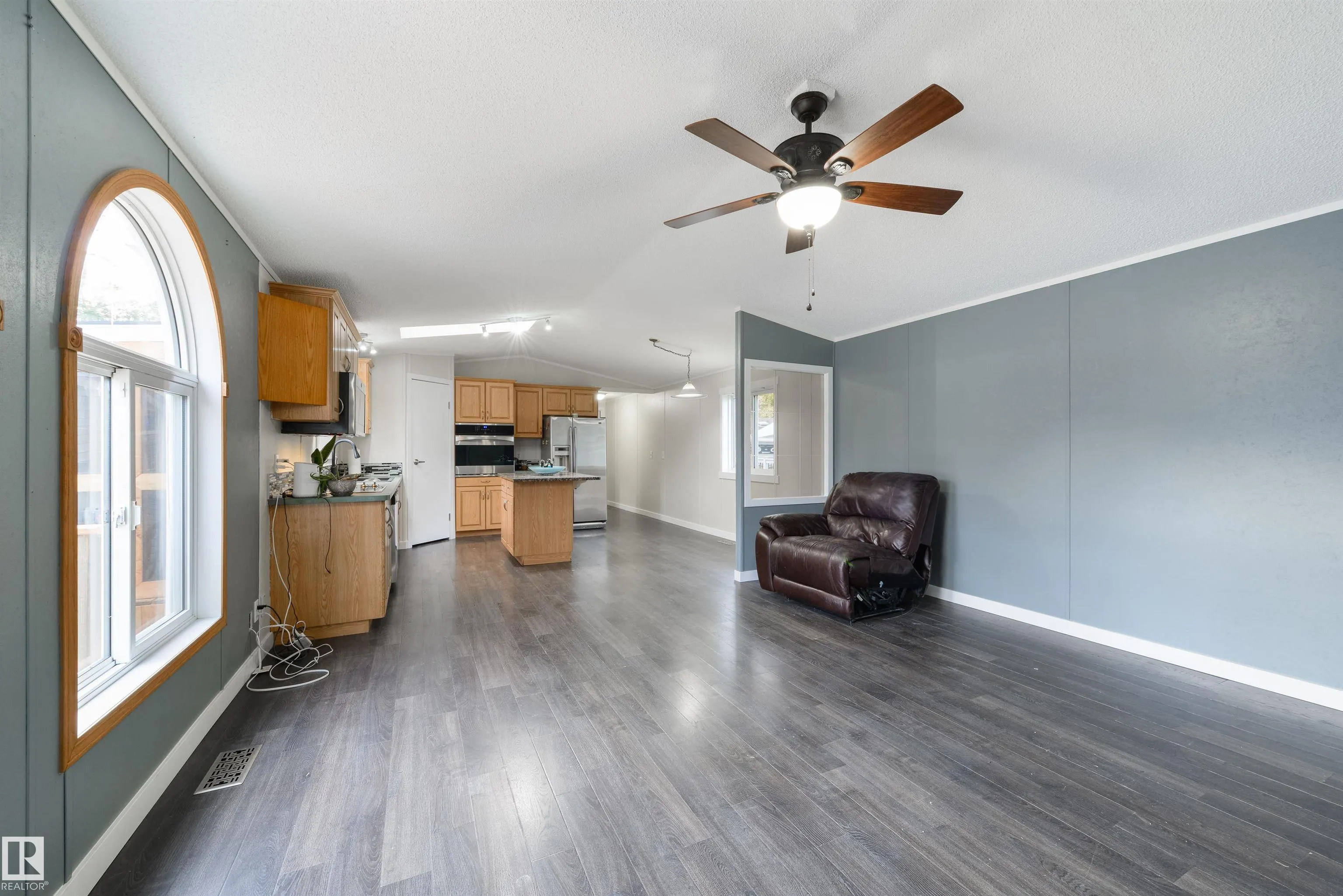 2809 Lakeside Cres