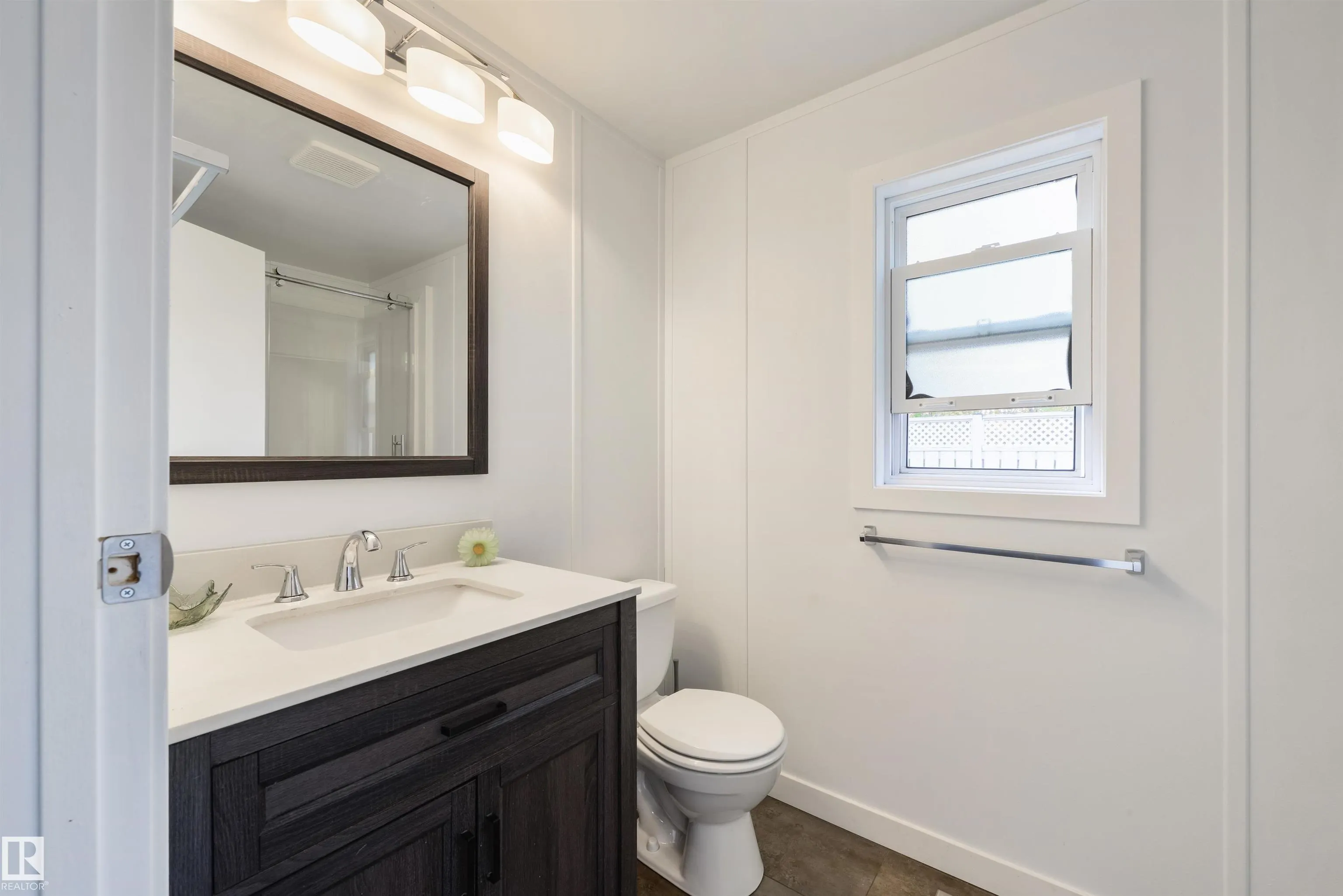 2809 Lakeside Cres