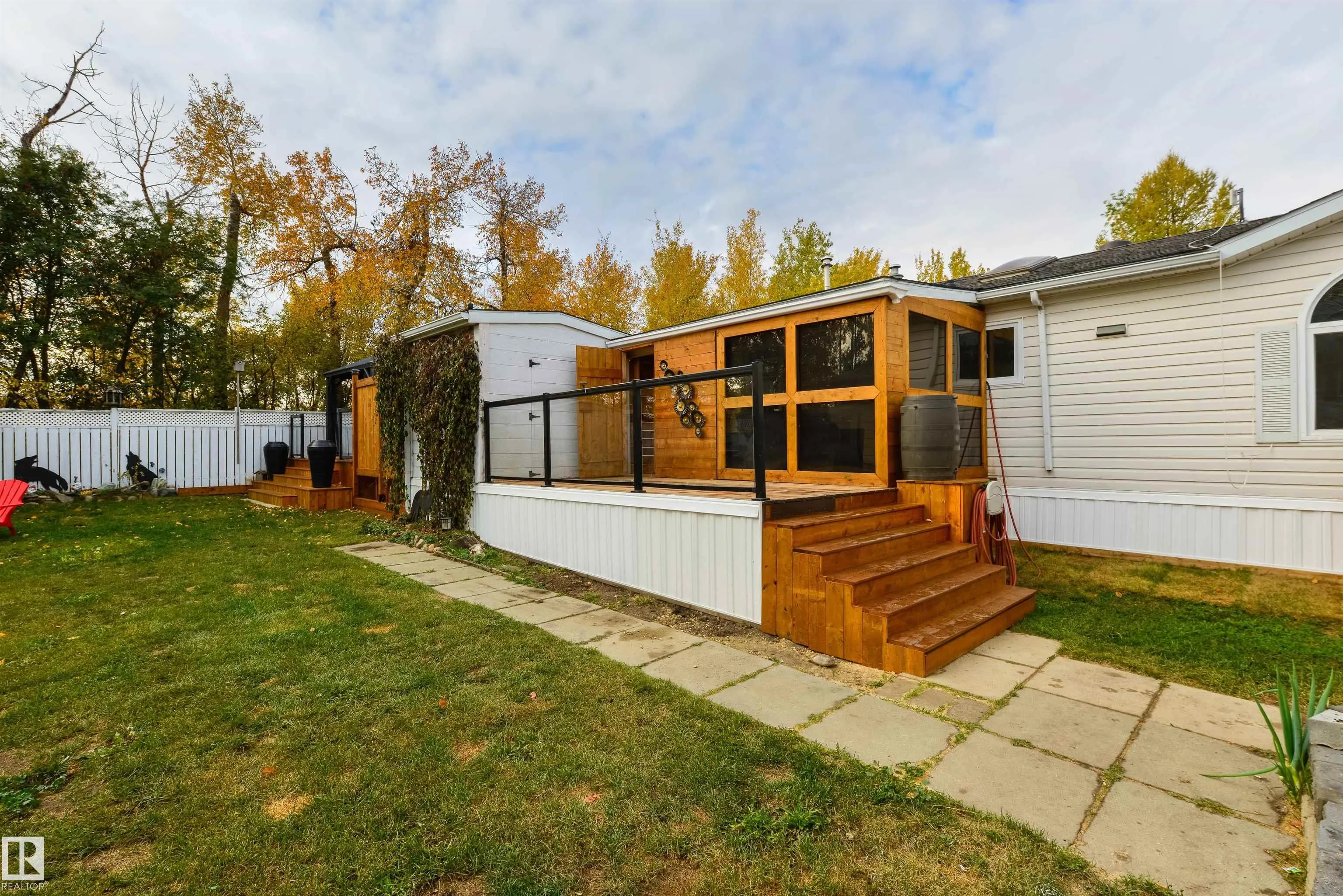 2809 Lakeside Cres
