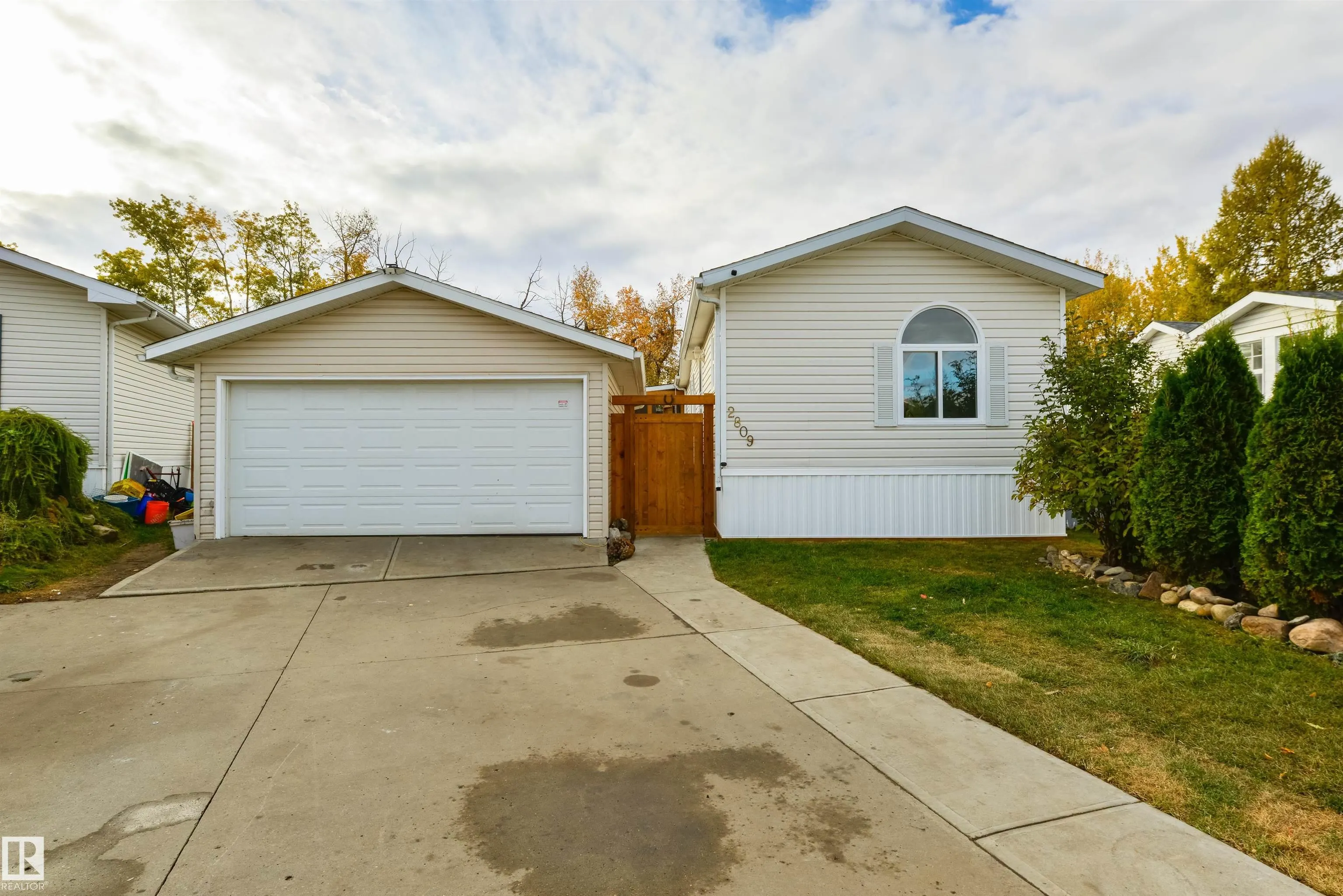 2809 Lakeside Cres