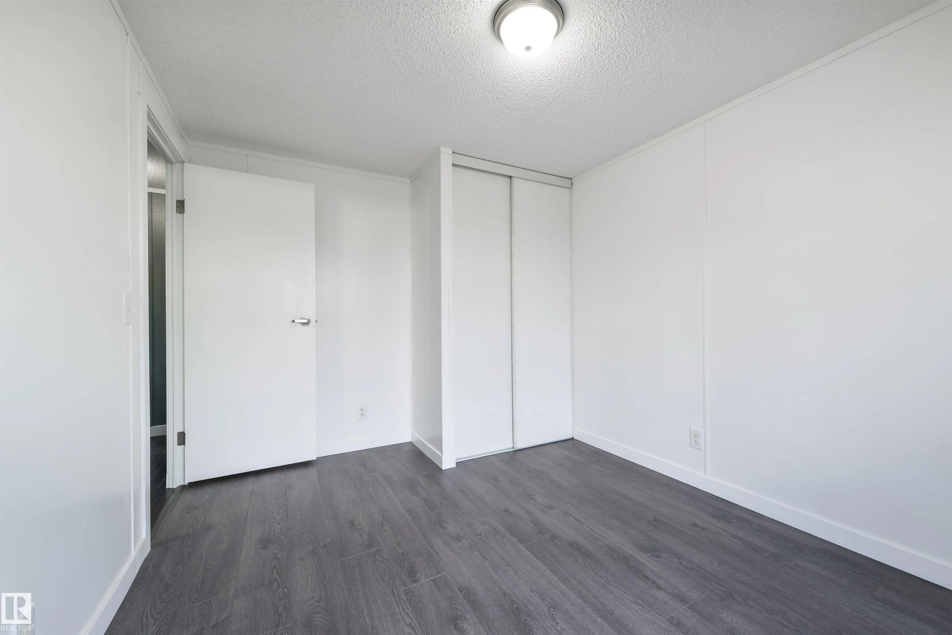 2809 Lakeside Cres