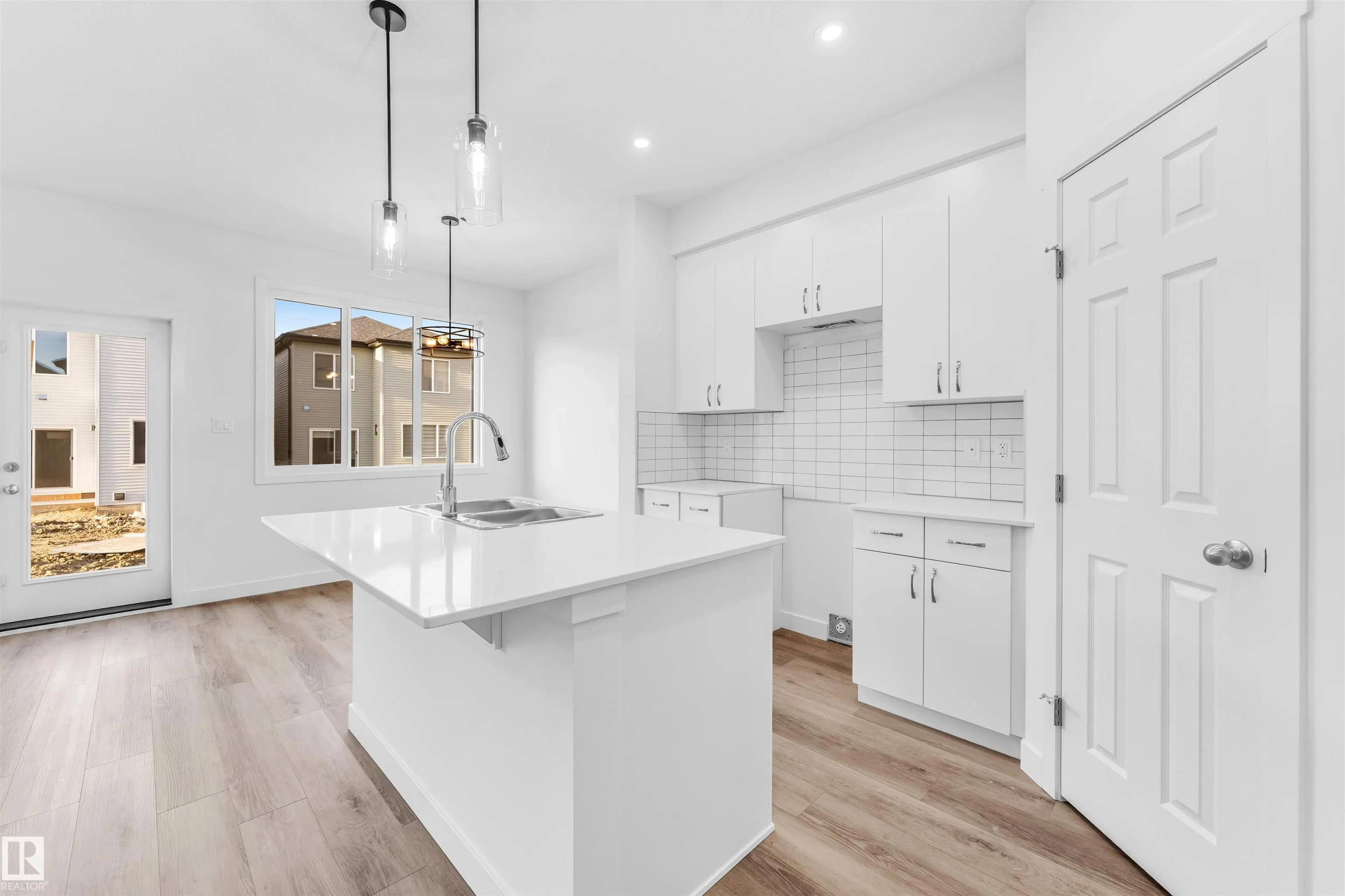 1216 13 Ave