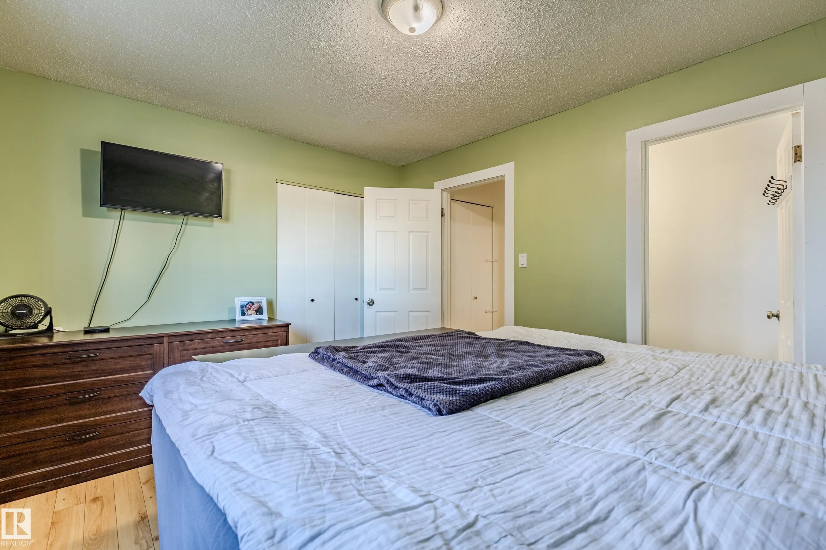 9713 100 Avenue