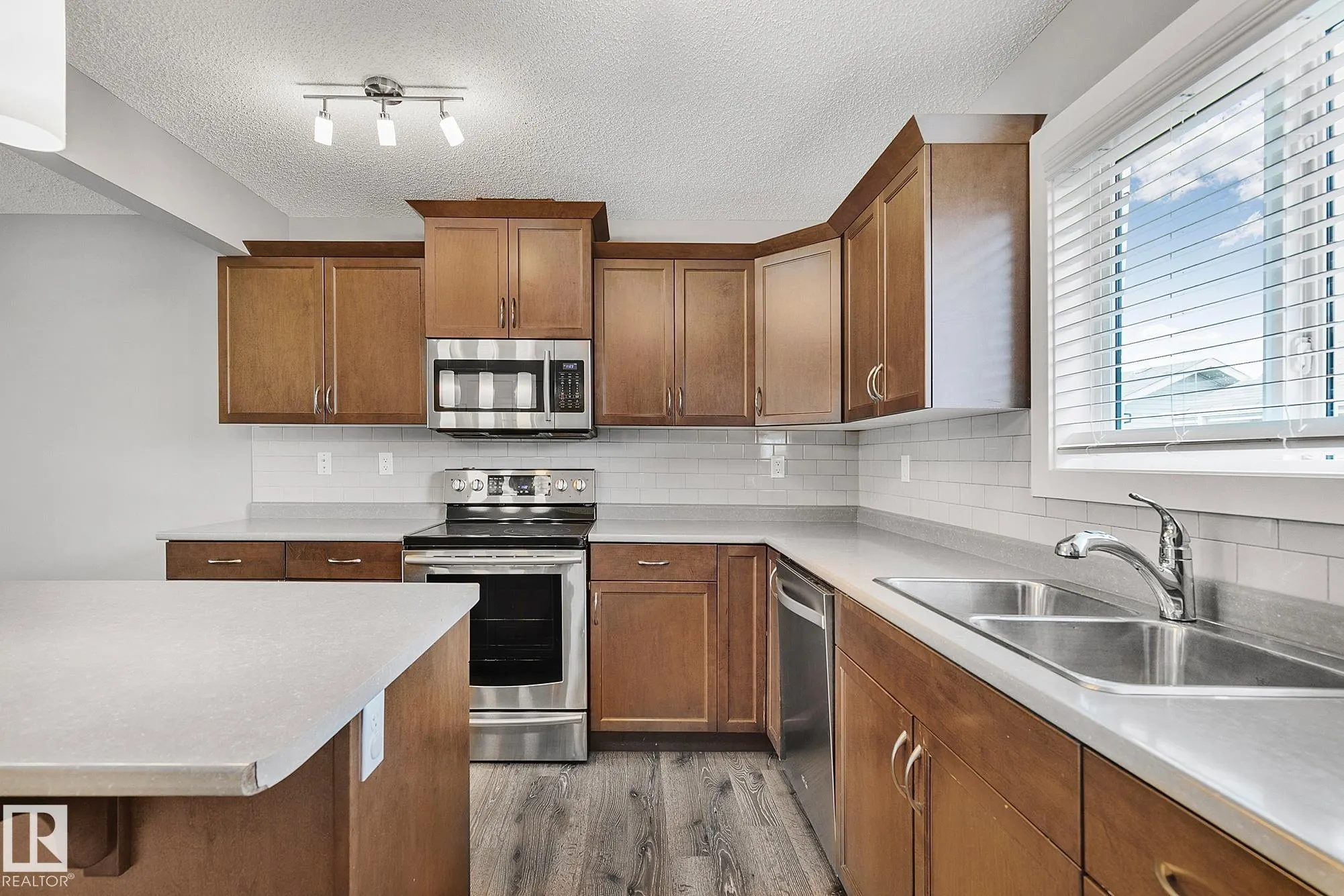 7388 EDGEMONT Way
