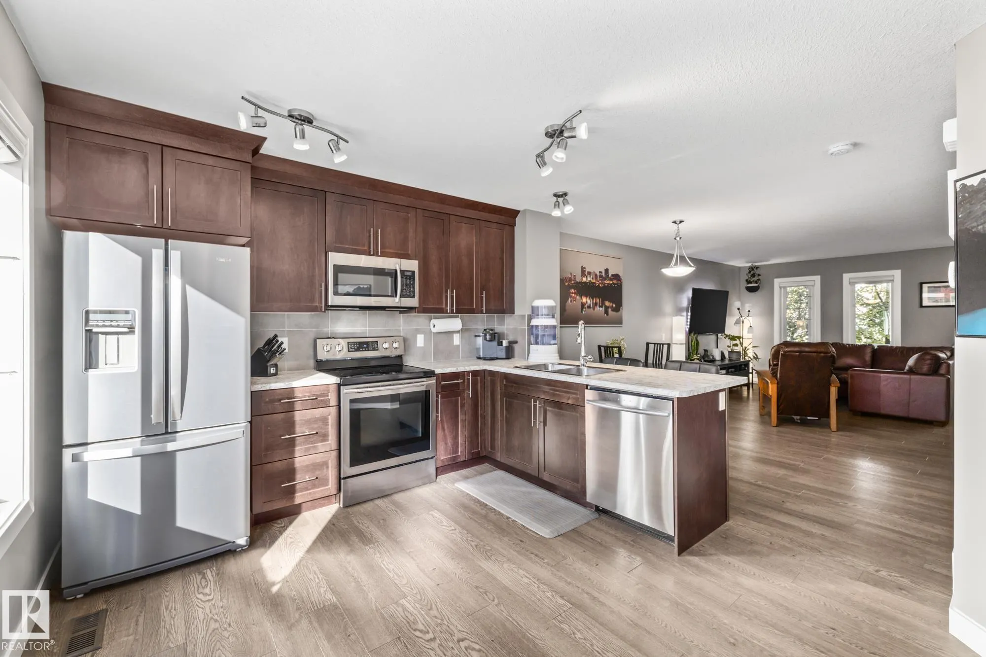 7358 EDGEMONT Way