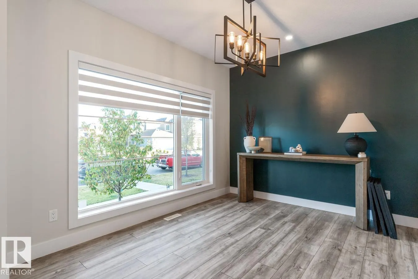 633 MEADOWVIEW Drive