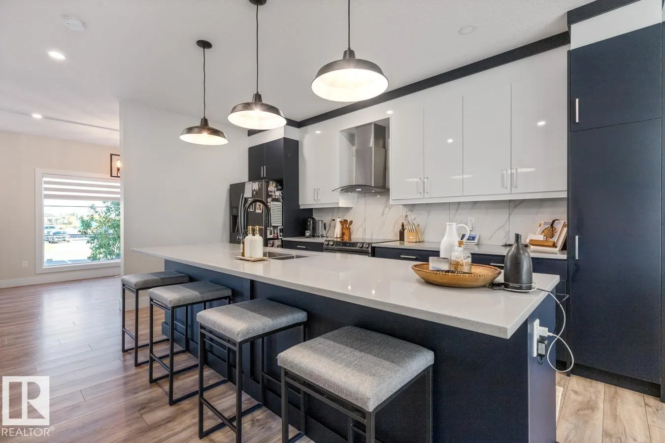 633 MEADOWVIEW Drive