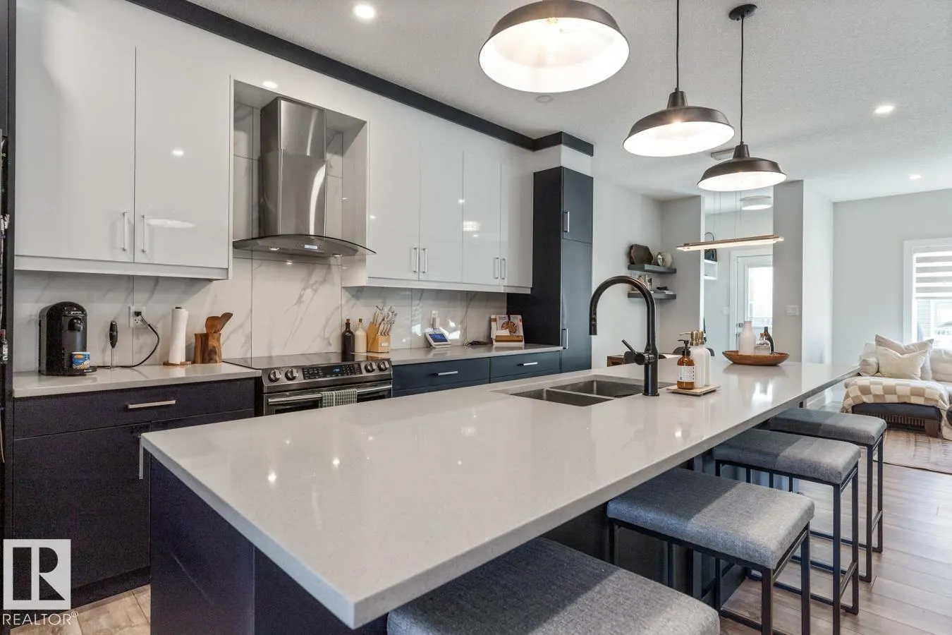 633 MEADOWVIEW Drive