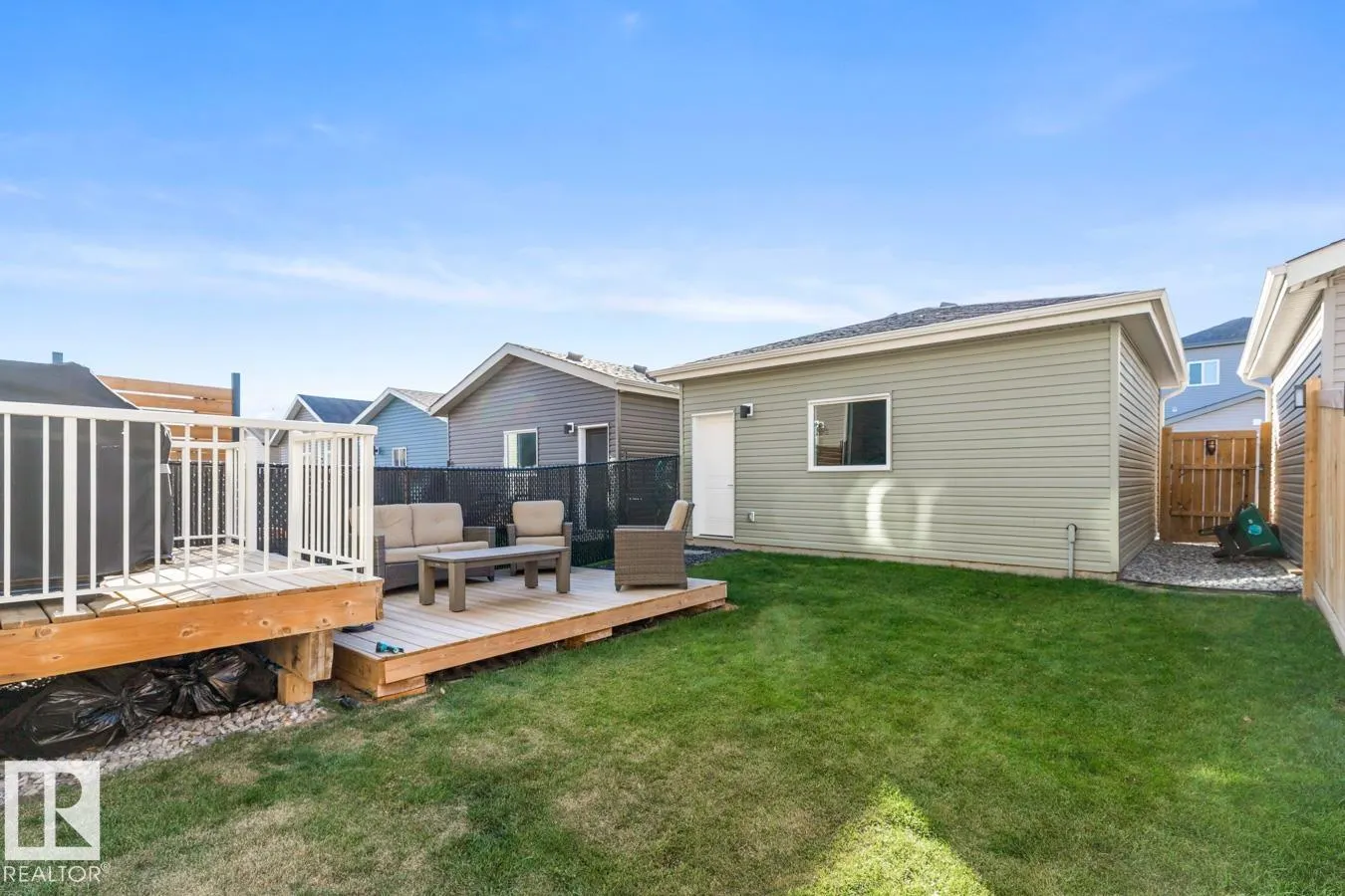 633 MEADOWVIEW Drive