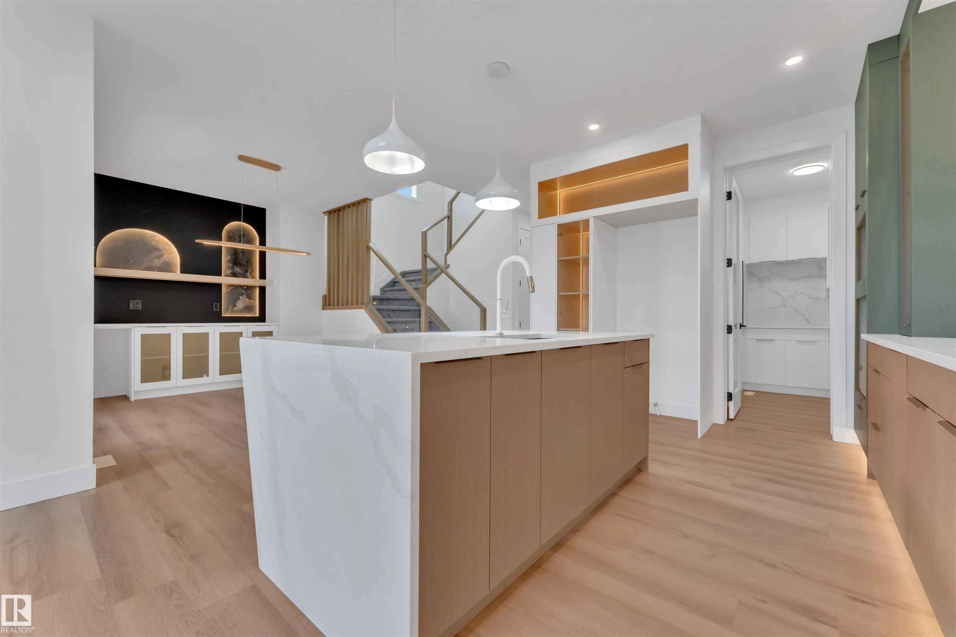 2408 1 AVE SW