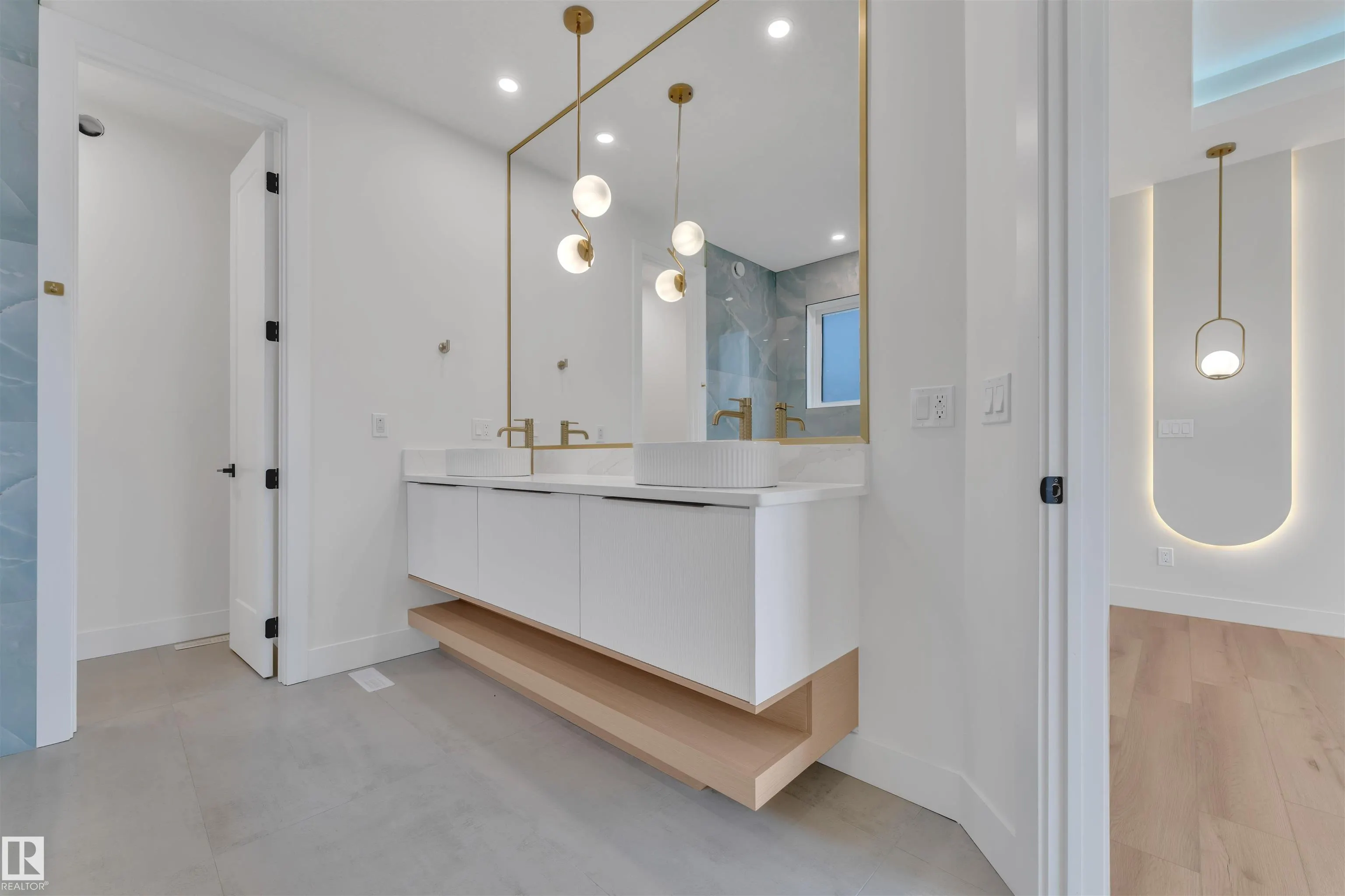 2408 1 AVE SW