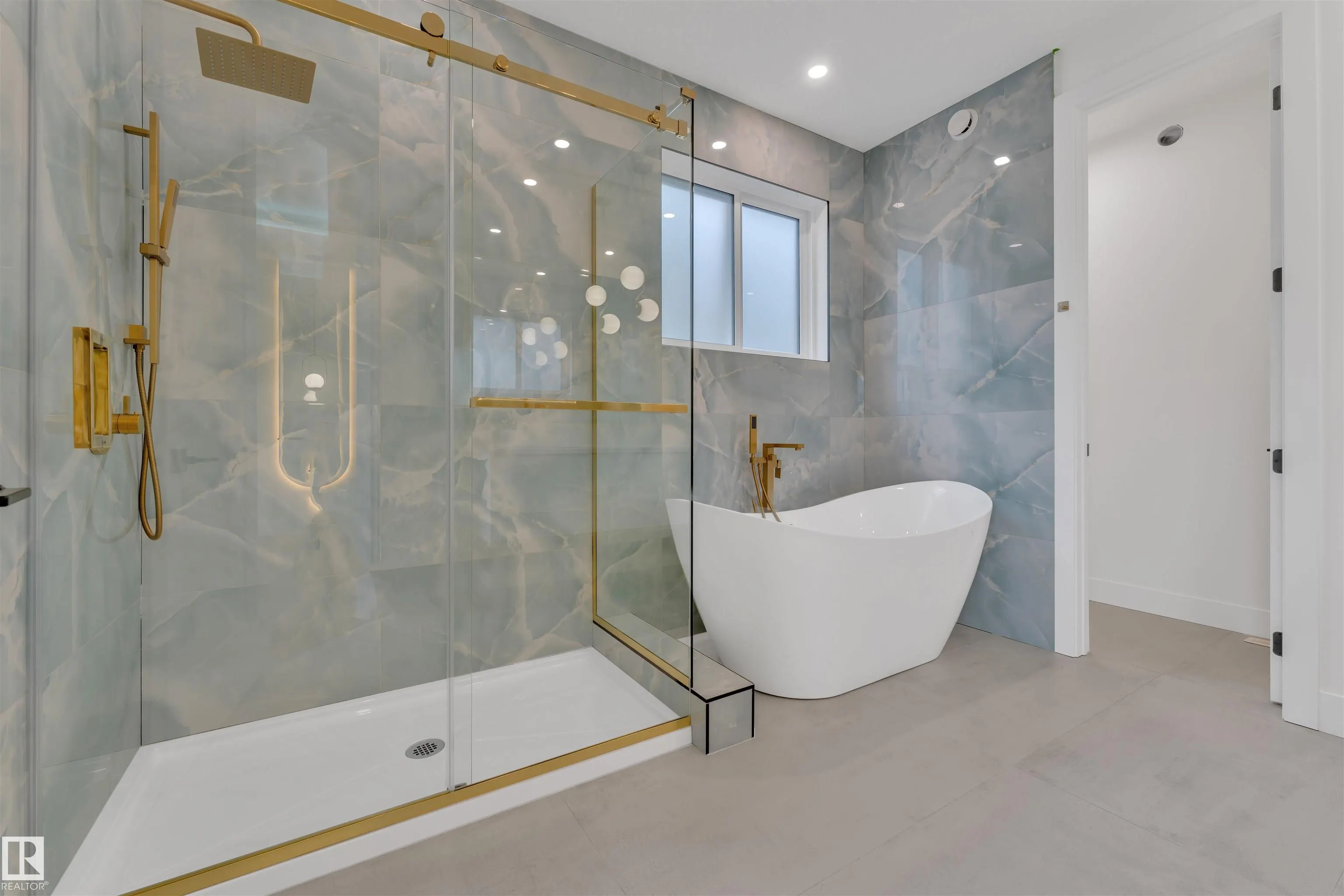 2408 1 AVE SW