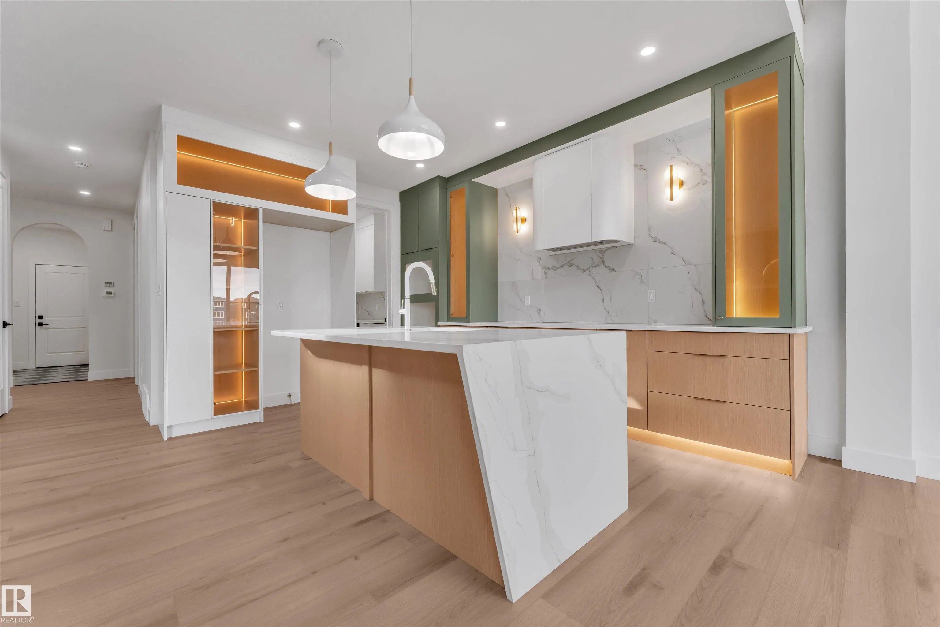 2408 1 AVE SW