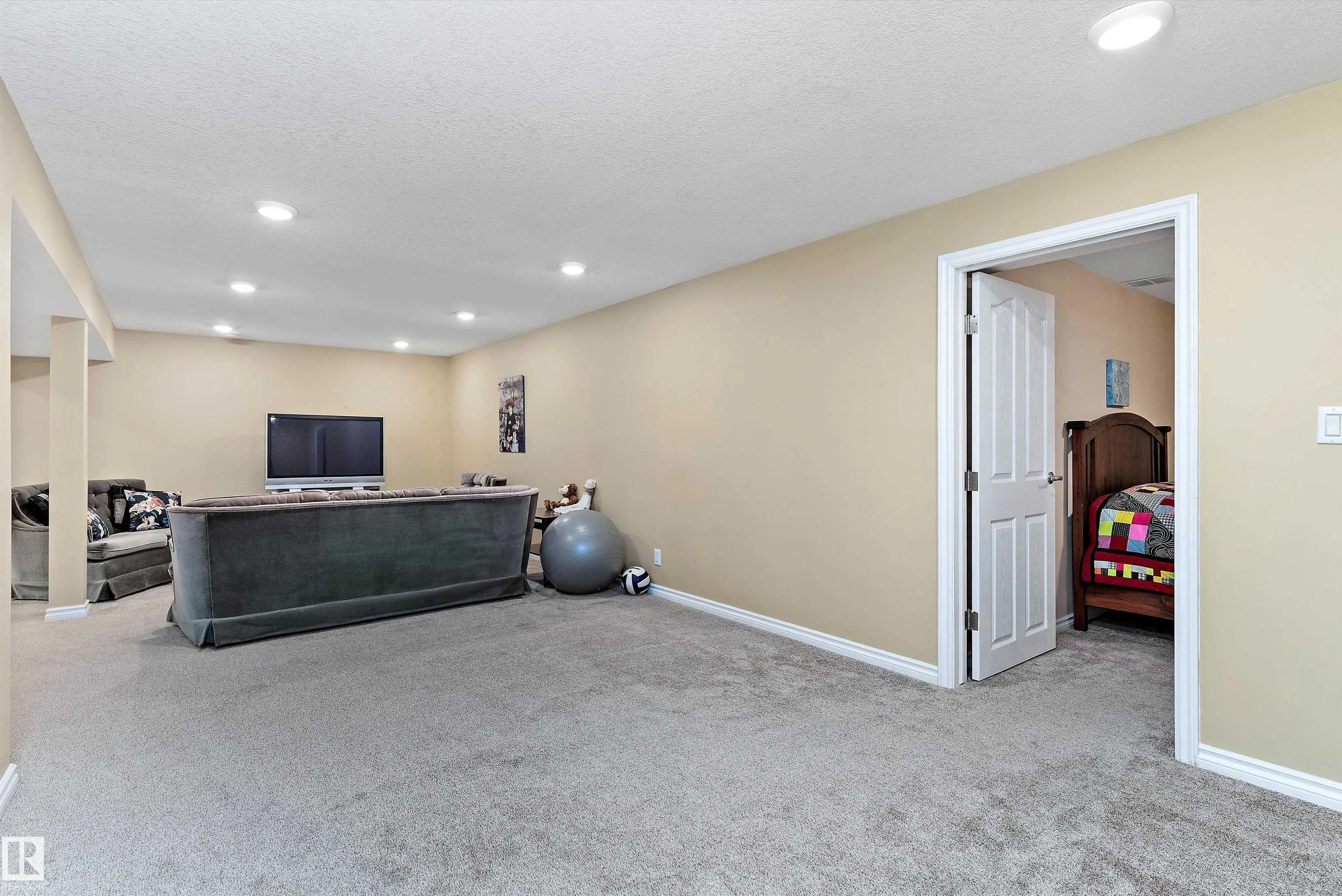 8 FARMSTEAD Avenue