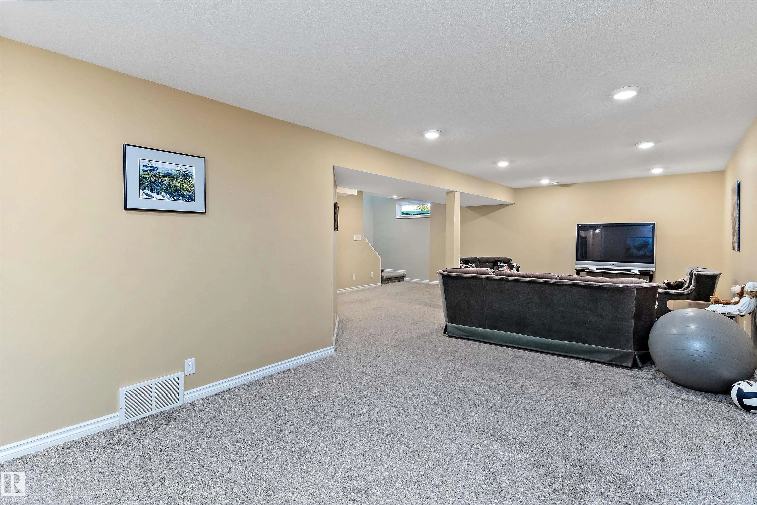8 FARMSTEAD Avenue