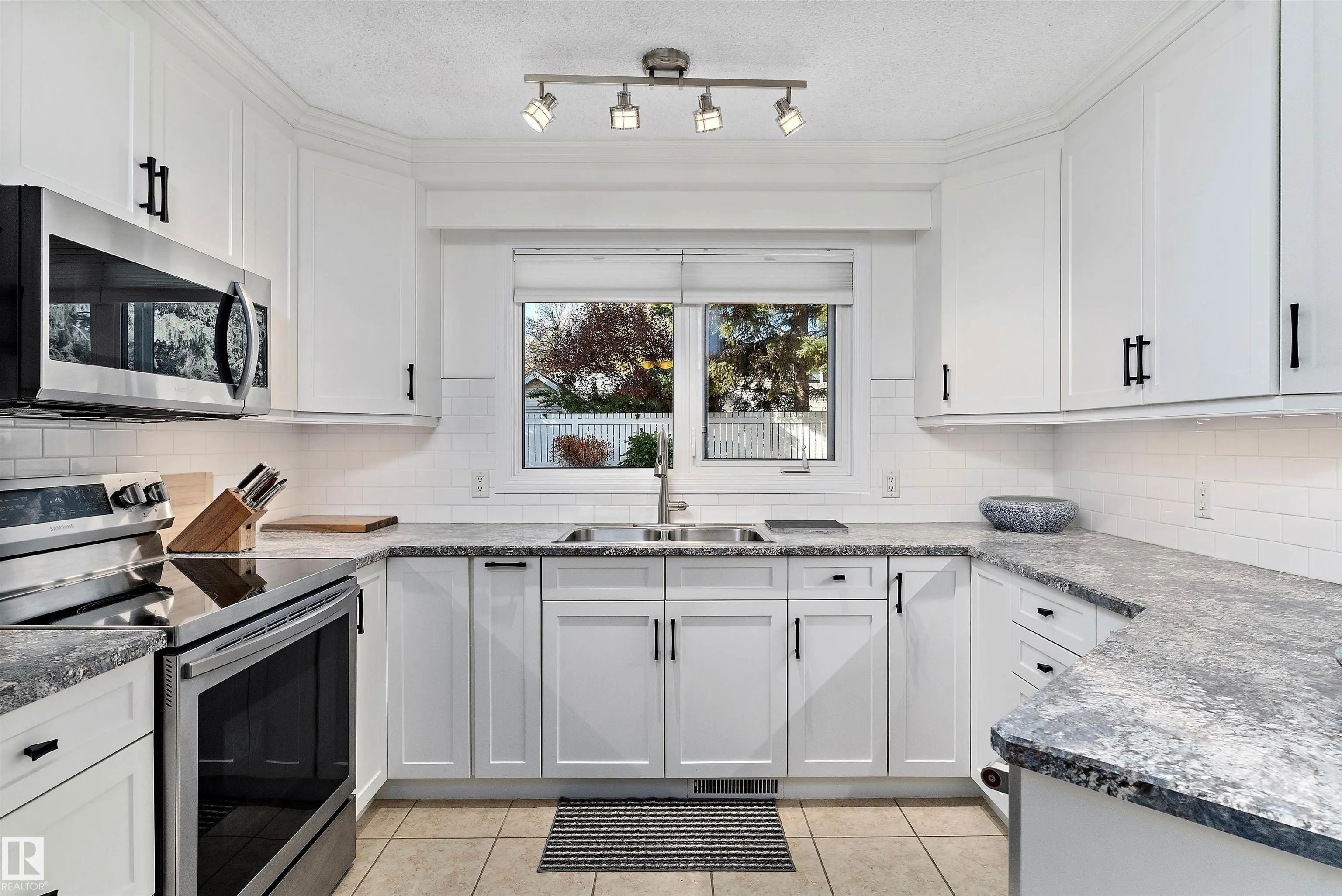8 FARMSTEAD Avenue