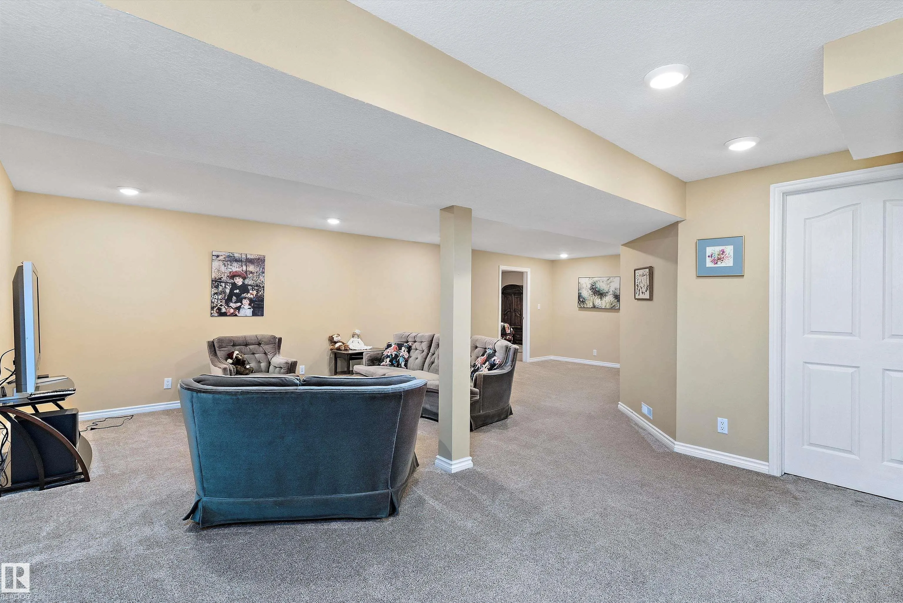 8 FARMSTEAD Avenue
