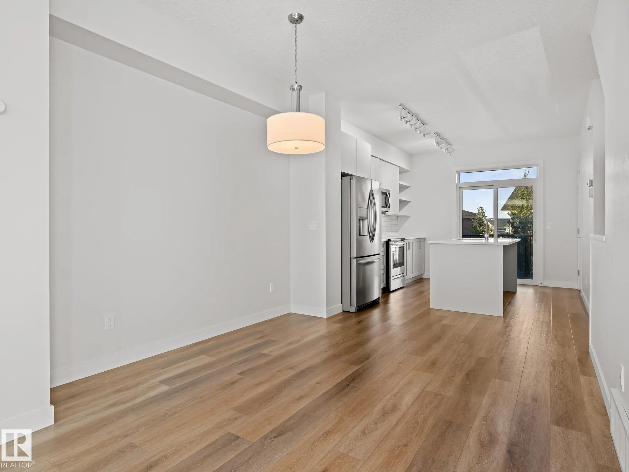 100 JENSEN LAKES Boulevard