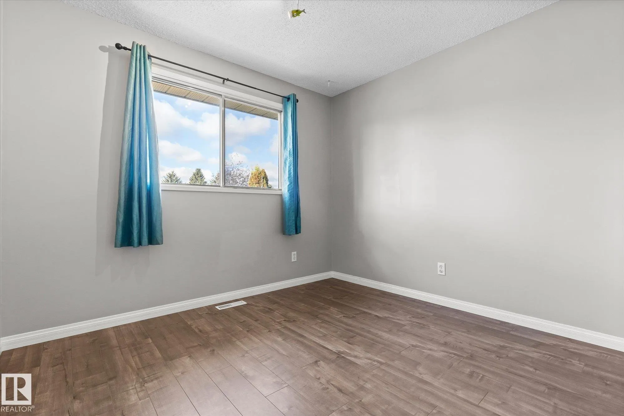 33 WESTGLEN Crescent