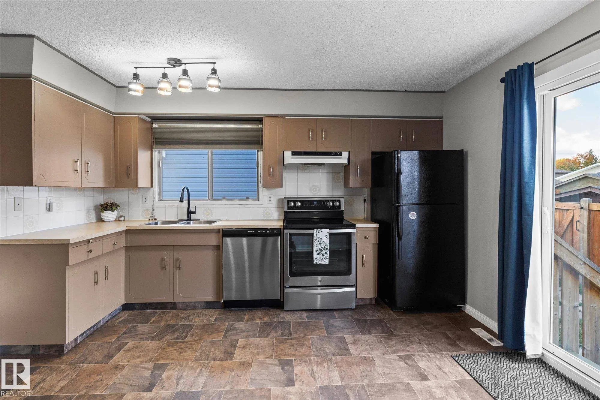 33 WESTGLEN Crescent