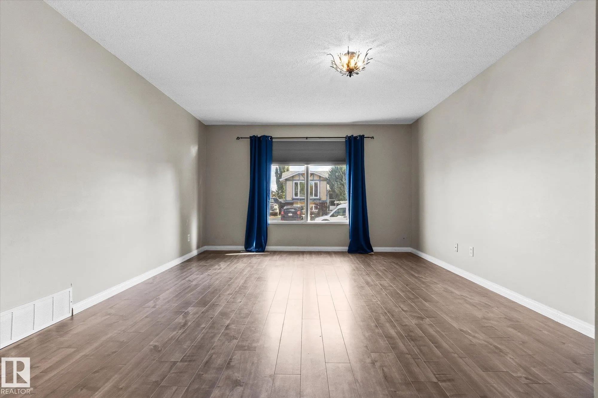 33 WESTGLEN Crescent