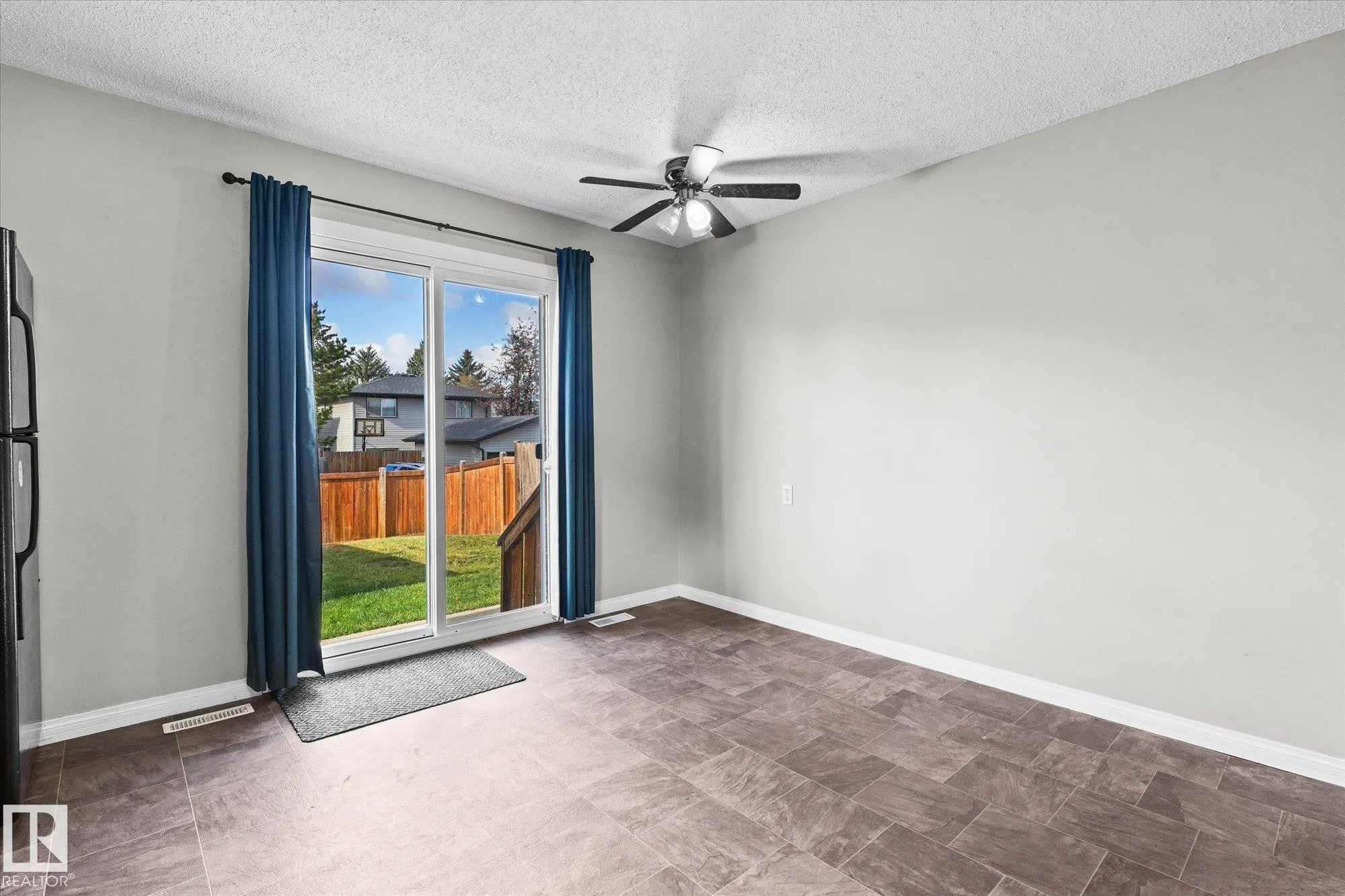 33 WESTGLEN Crescent