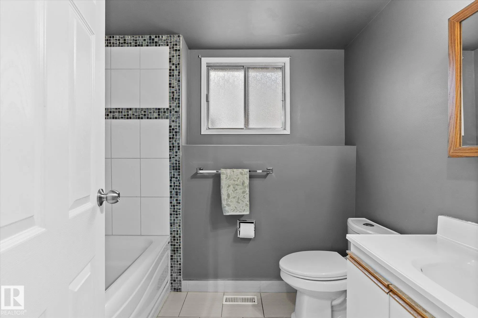 33 WESTGLEN Crescent