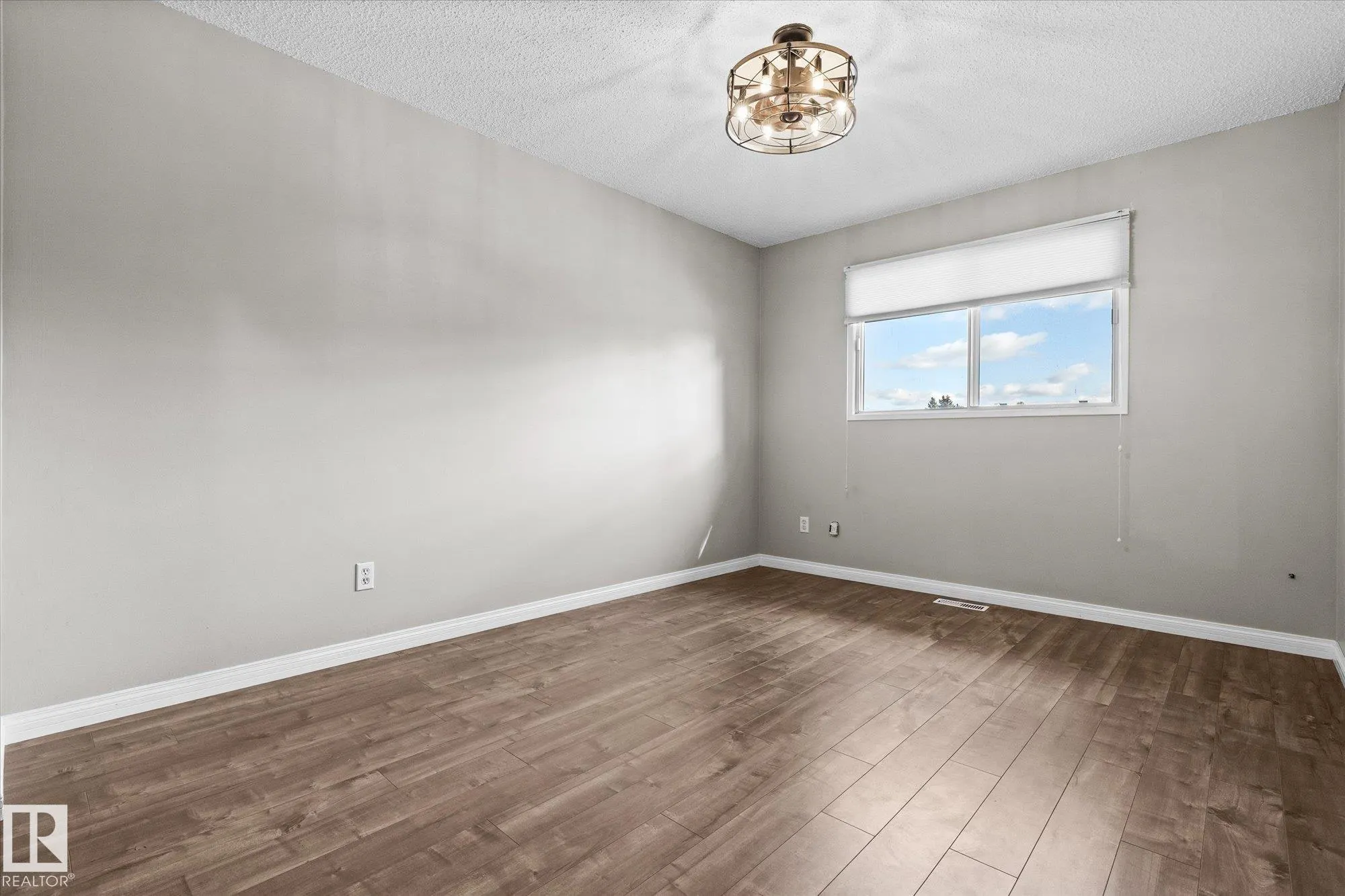 33 WESTGLEN Crescent