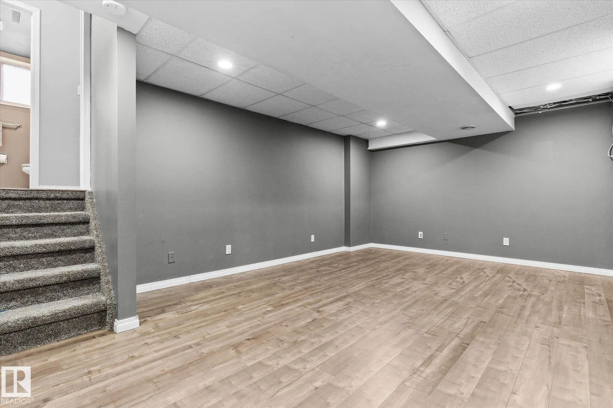 33 WESTGLEN Crescent