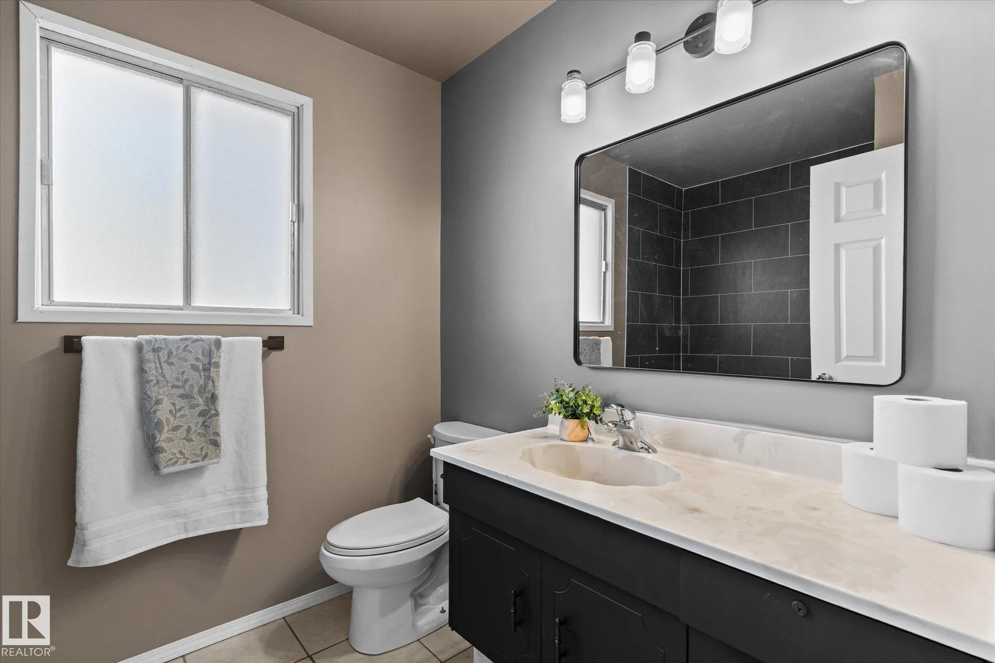 33 WESTGLEN Crescent