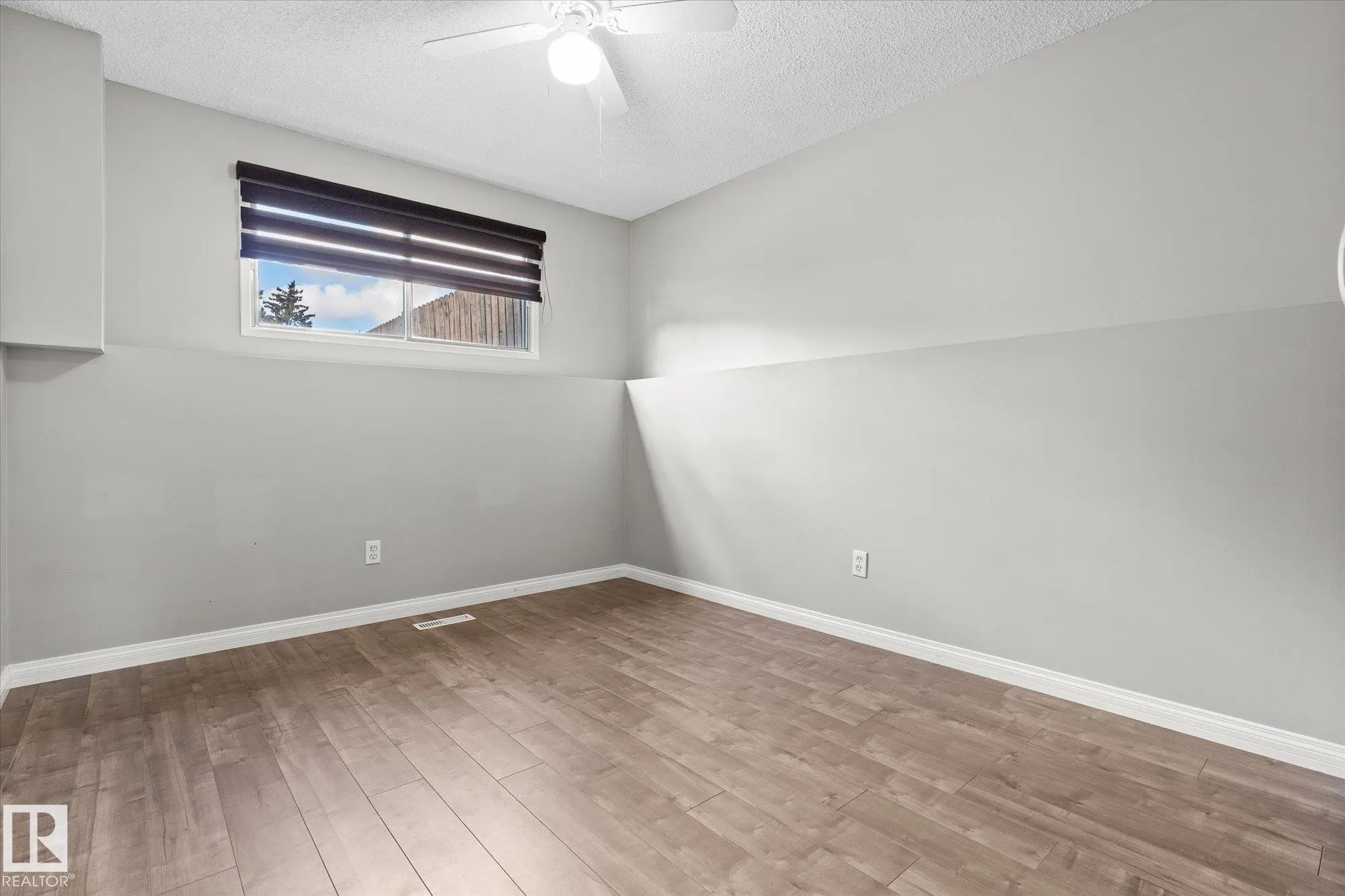 33 WESTGLEN Crescent