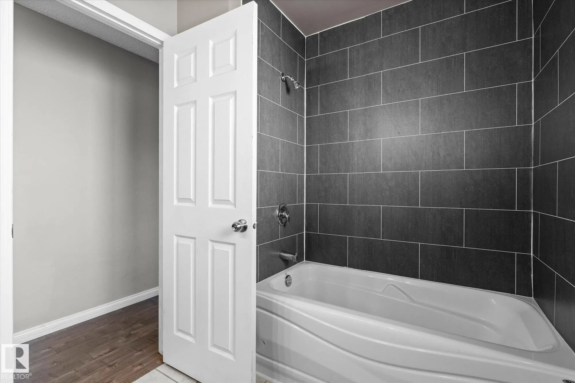 33 WESTGLEN Crescent