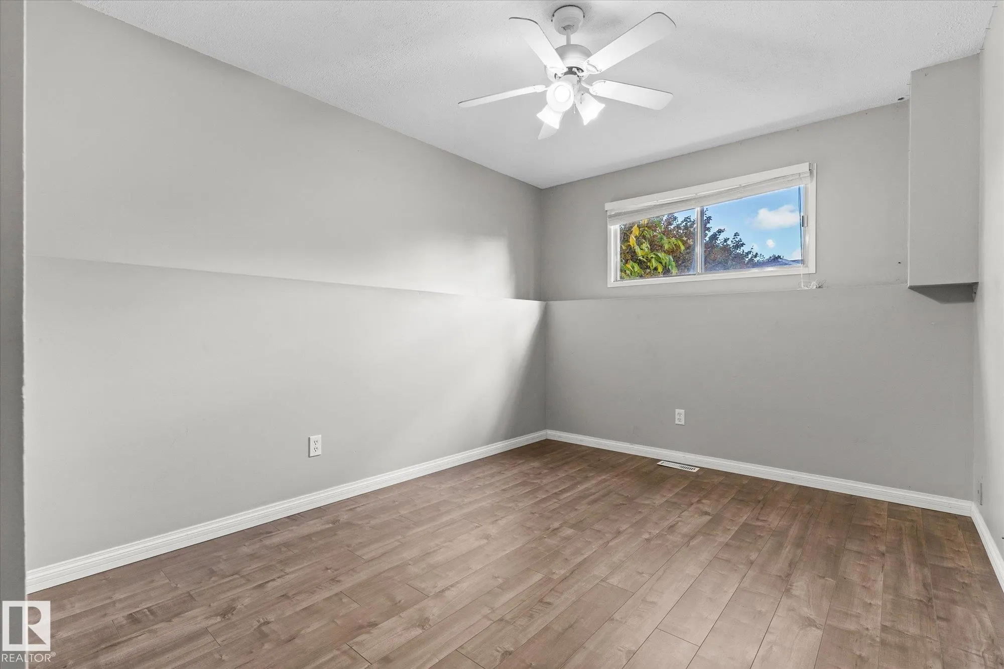 33 WESTGLEN Crescent