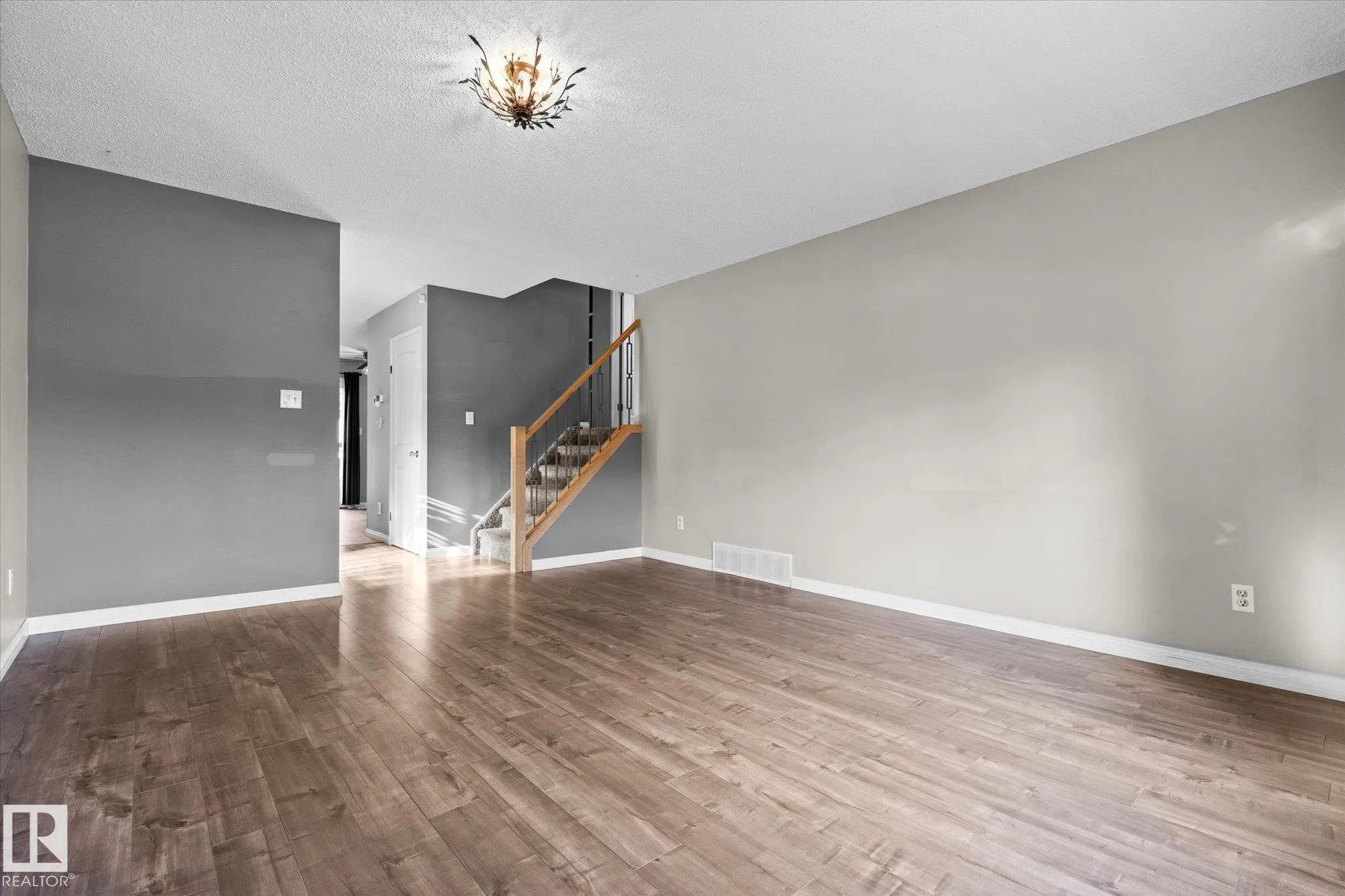 33 WESTGLEN Crescent