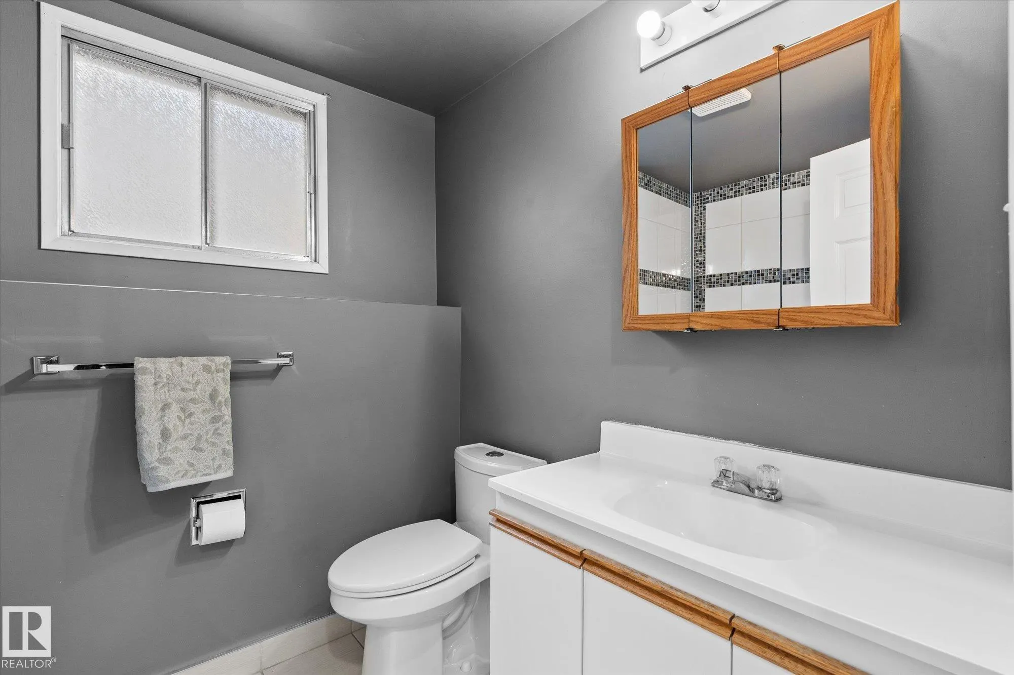 33 WESTGLEN Crescent