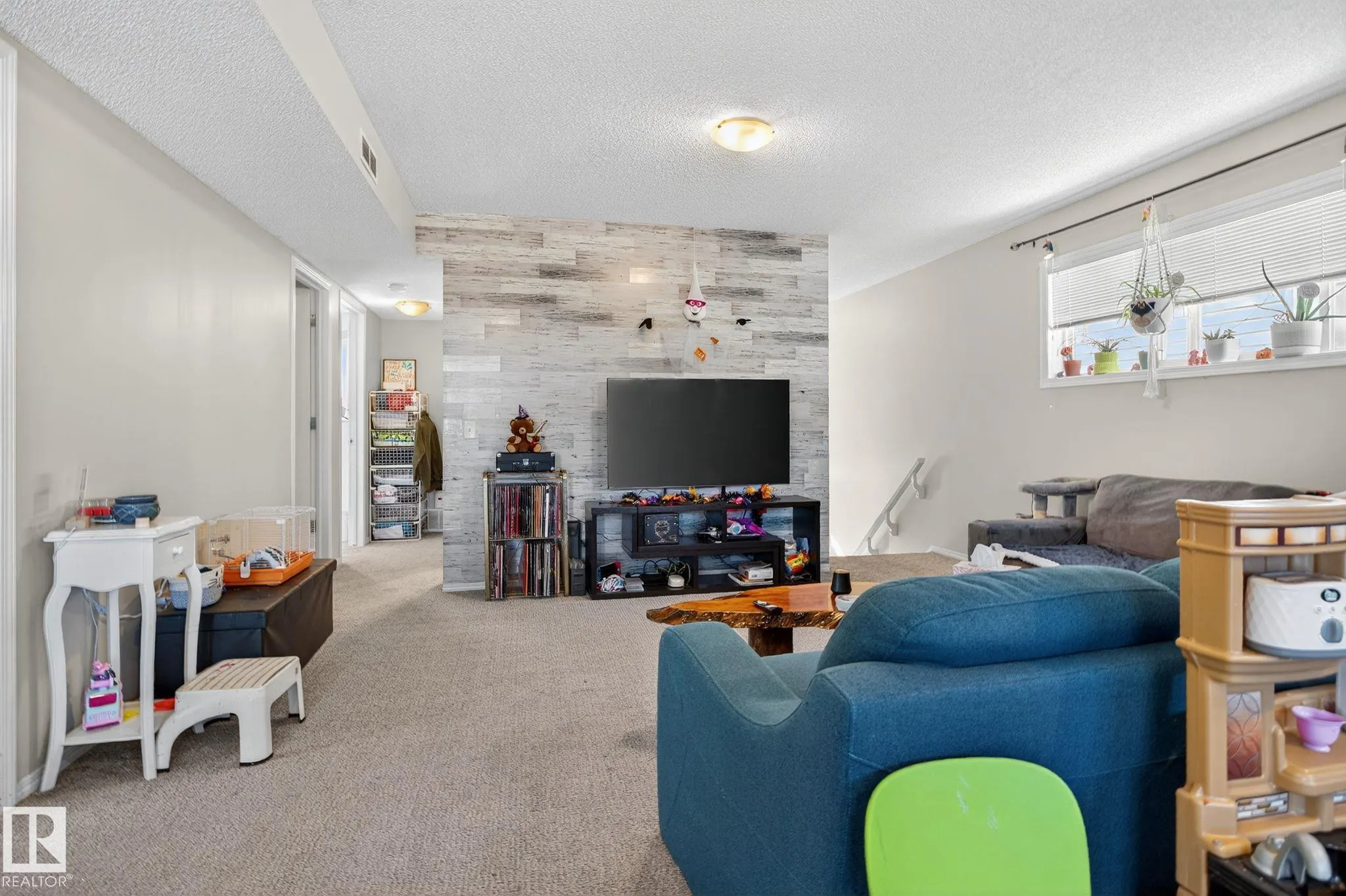 195, 142 Selkirk Place