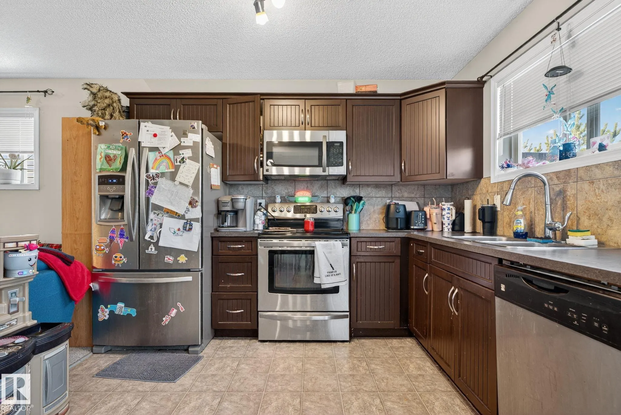195, 142 Selkirk Place