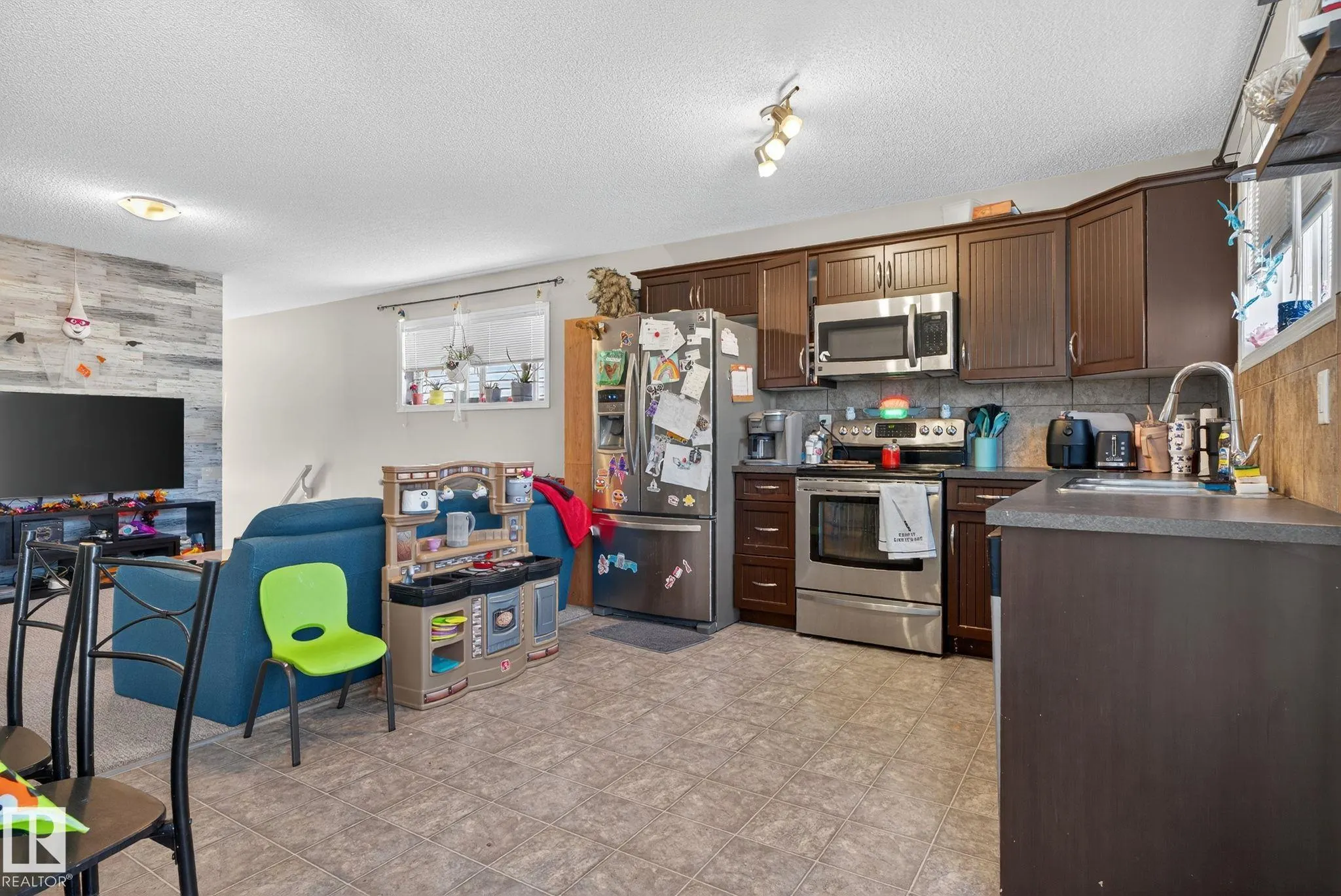 195, 142 Selkirk Place