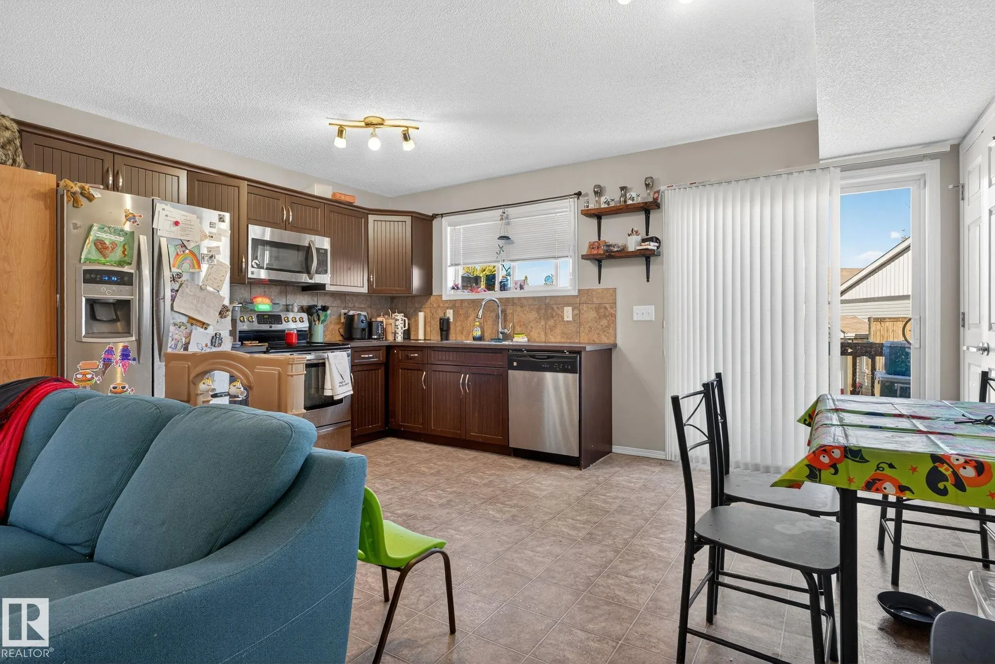 195, 142 Selkirk Place