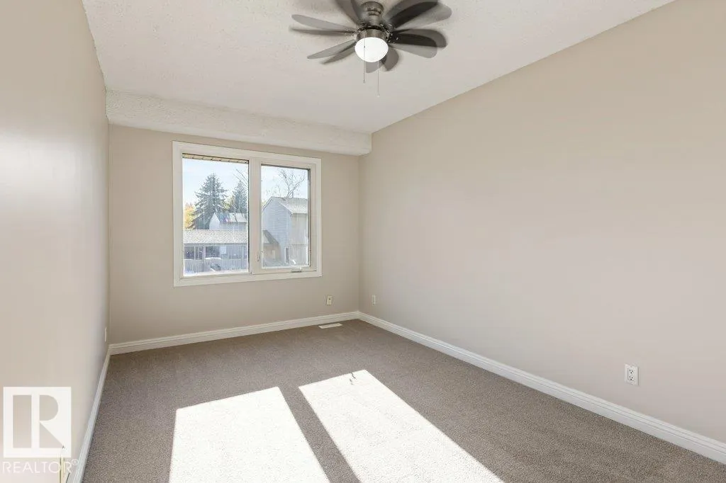 44 AKINSDALE Gardens