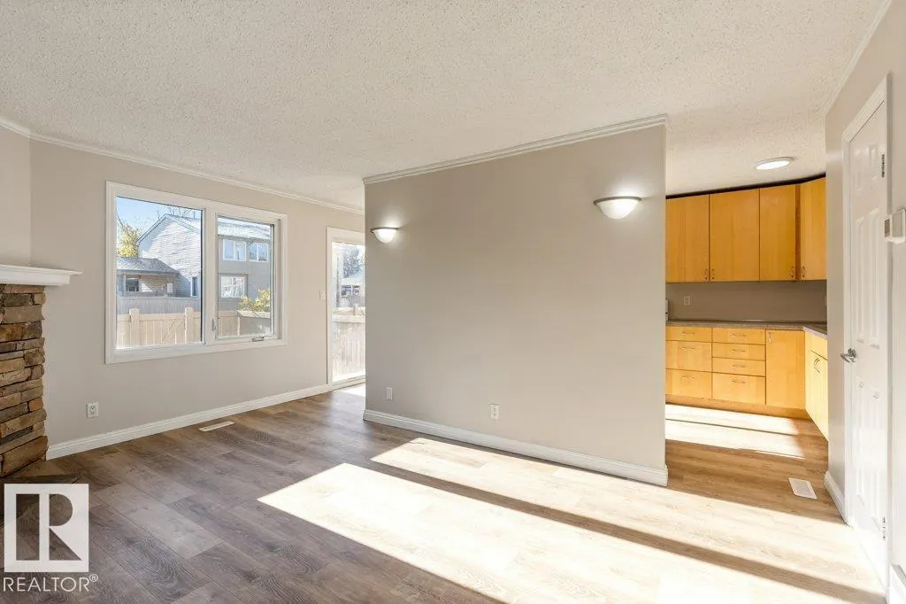 44 AKINSDALE Gardens