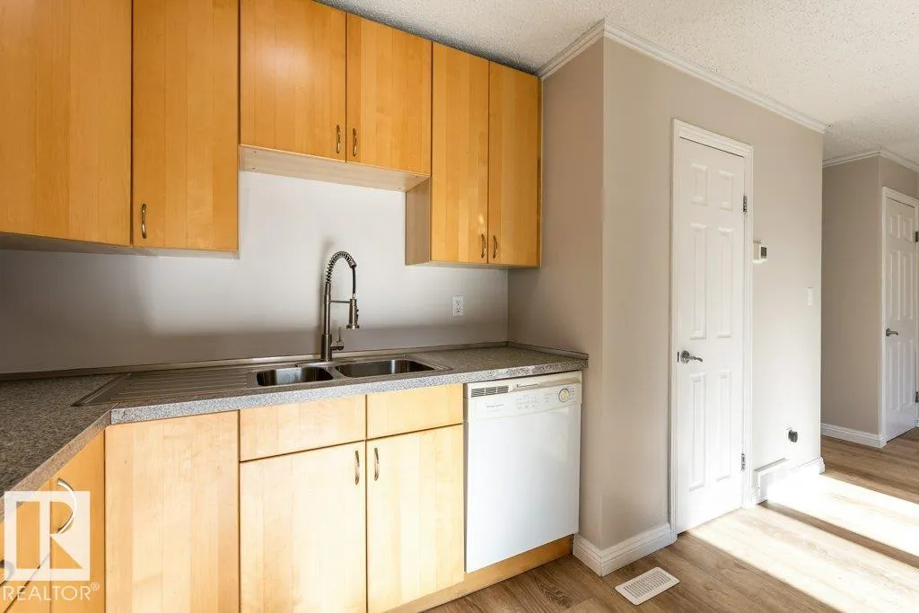 44 AKINSDALE Gardens