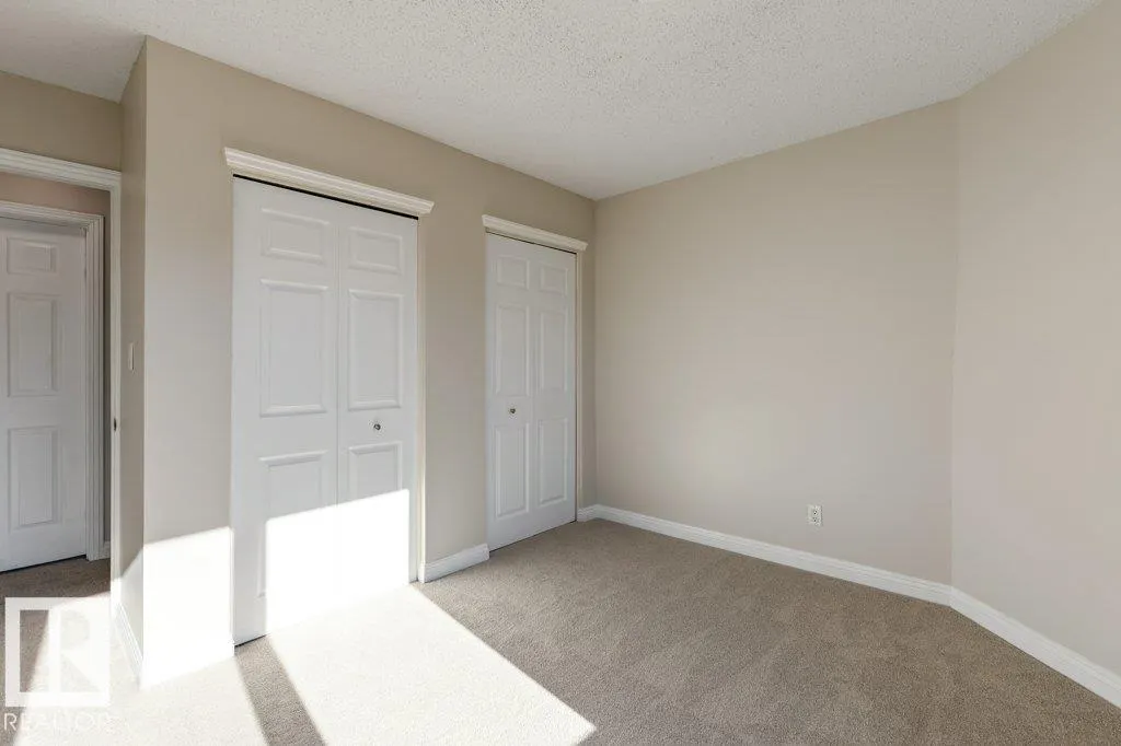 44 AKINSDALE Gardens